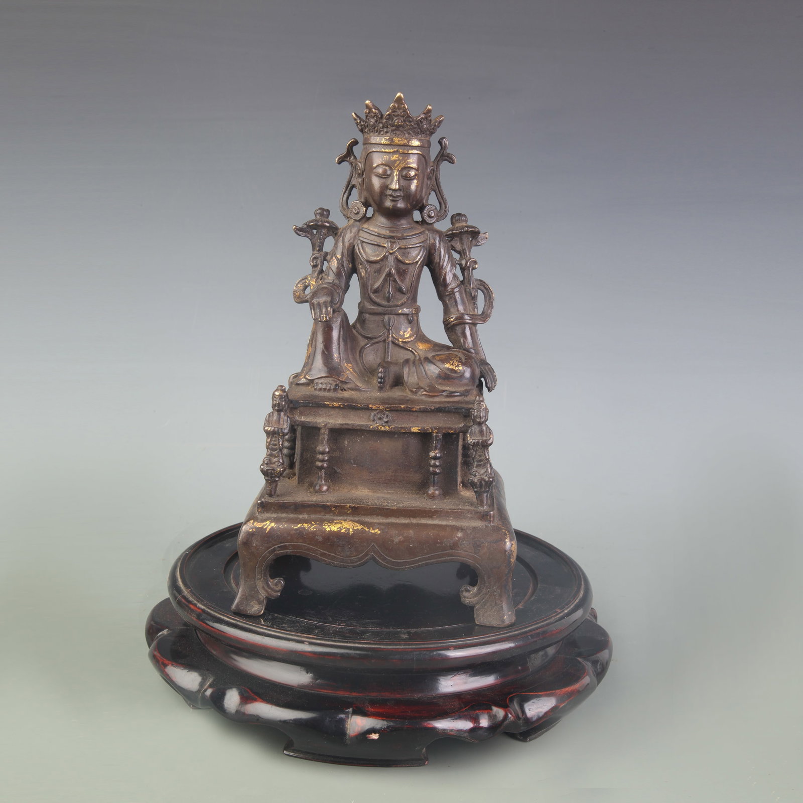 A FINE BRONZE SEATED GUANYIN STATUE: Qing Dynasty; High: 10.0 inch. Wooden base for display only