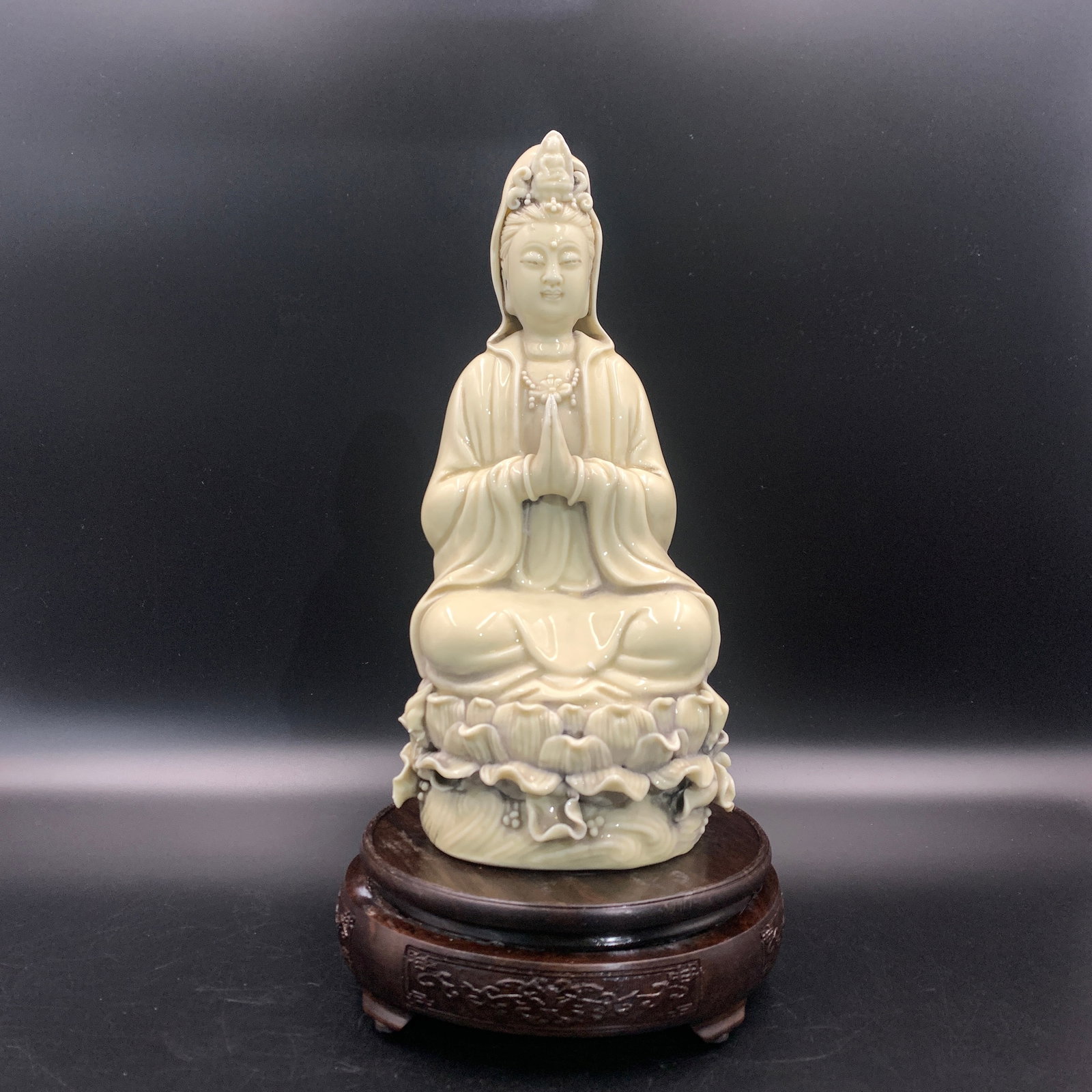 A FINE DE HUA KILN BLANC DE CHINE SEATED GUANYIN: Ming Dynasty Style; Long: 4.9 inch; Width: 4.3 inch; High: 10.2 inch; . Wooden base for display only