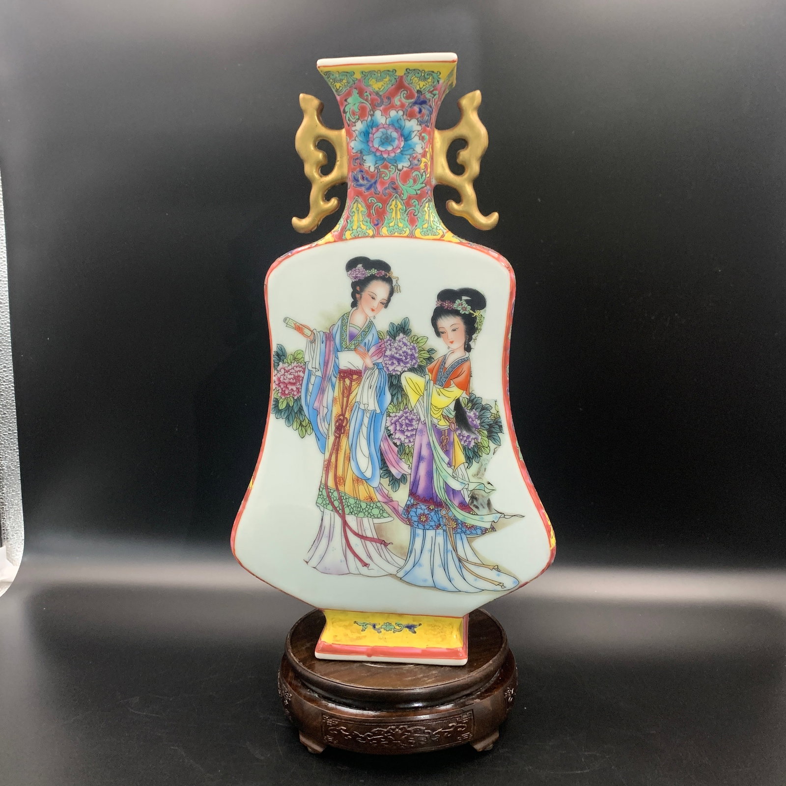 FAMILLE ROSE TWIN-HANDLED COURT LADIES FLATTENED VASE