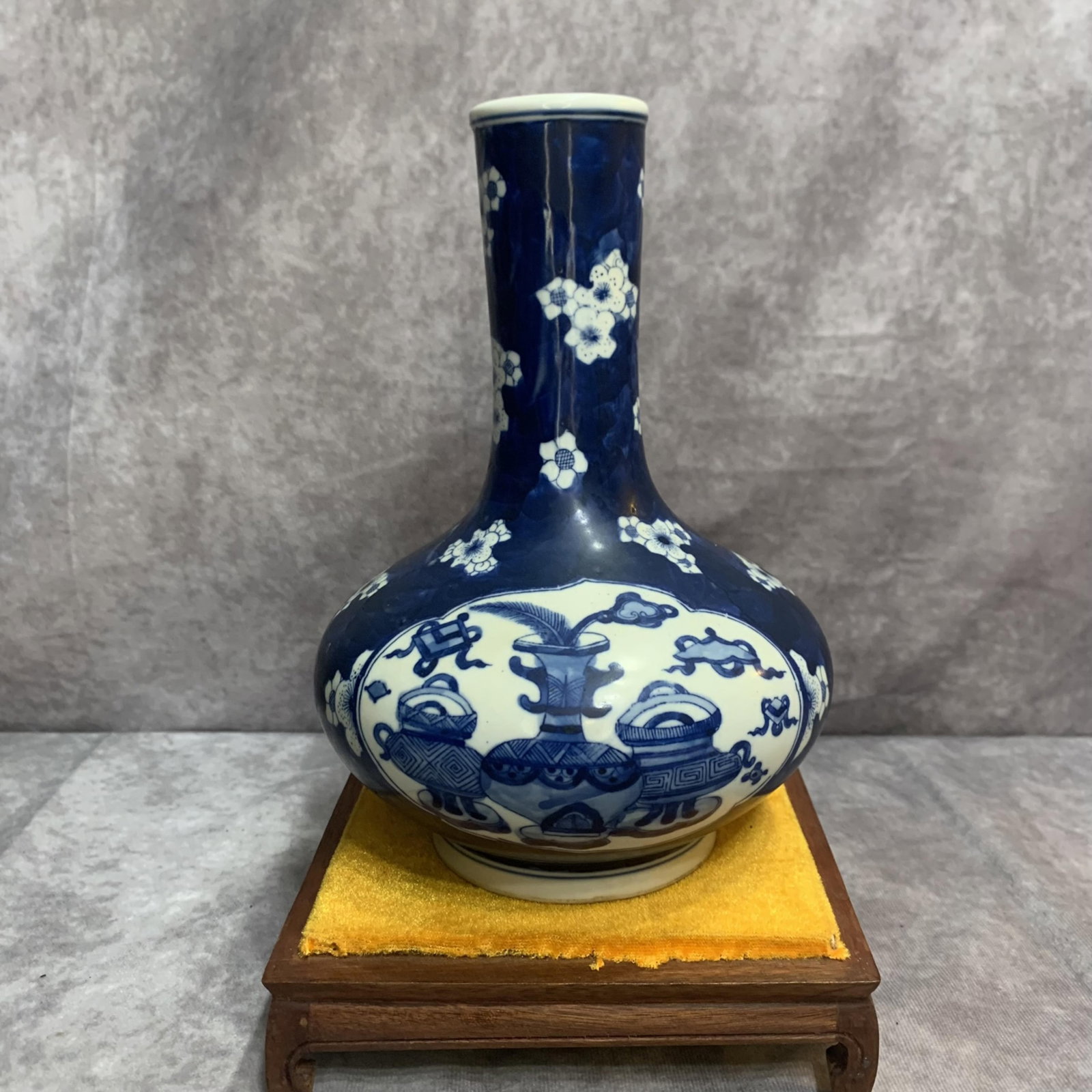 A FINE BLUE AND WHITE BO GU WEN PATTERN LONG-NECK PORCELAIN VASE