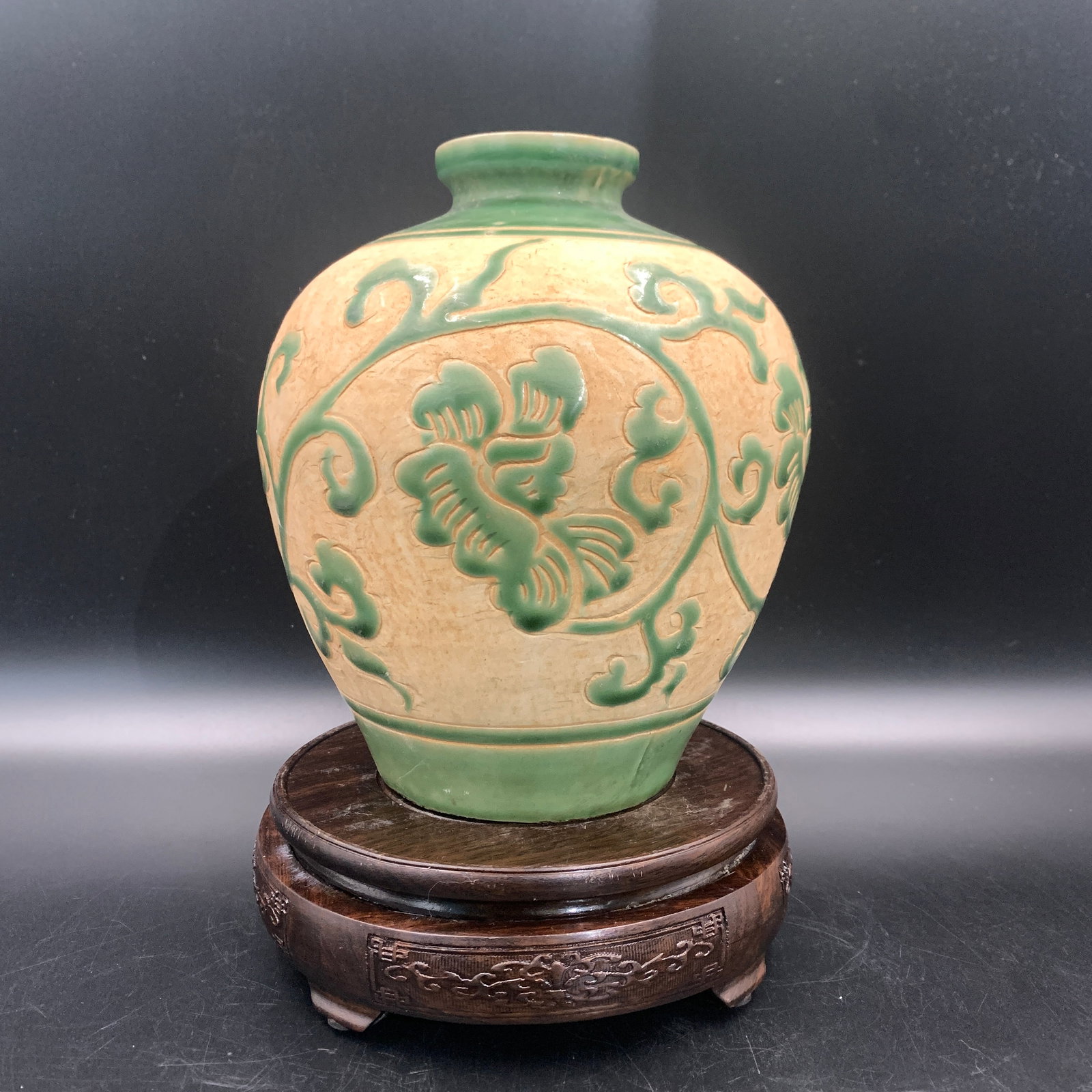 CIZHOU-STYLE GREEN AND CREAM PEONY JAR