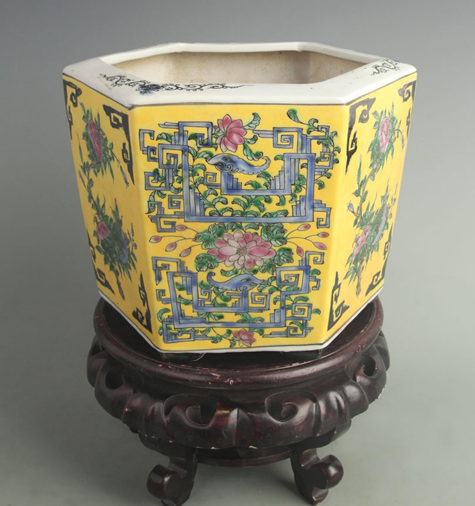 A FINE YELLOW GROUND FAMILLE ROSE COLOR FLOWER POT