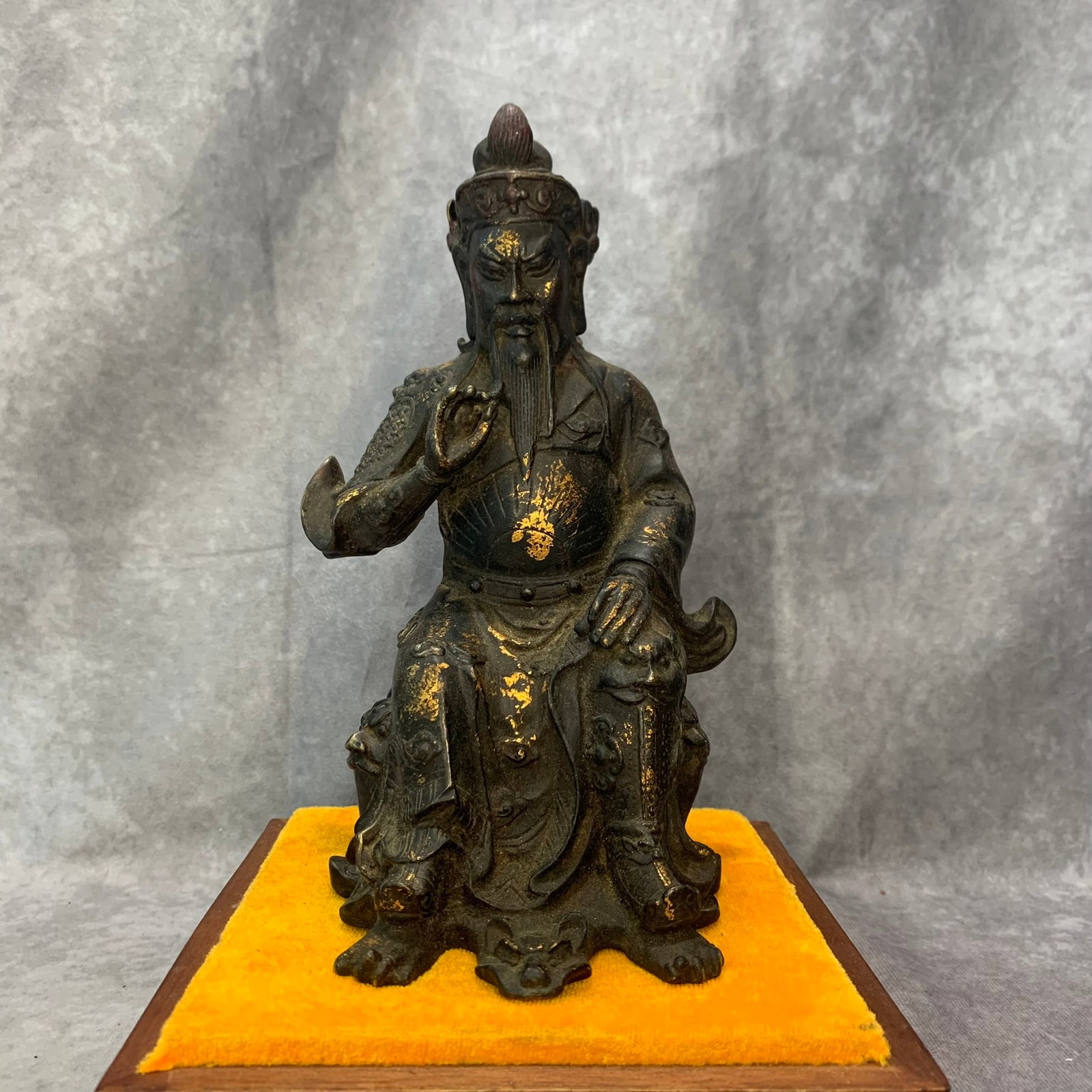 A FINE BRONZE FIGURE OF GUAN GONG, GOD OF WAR