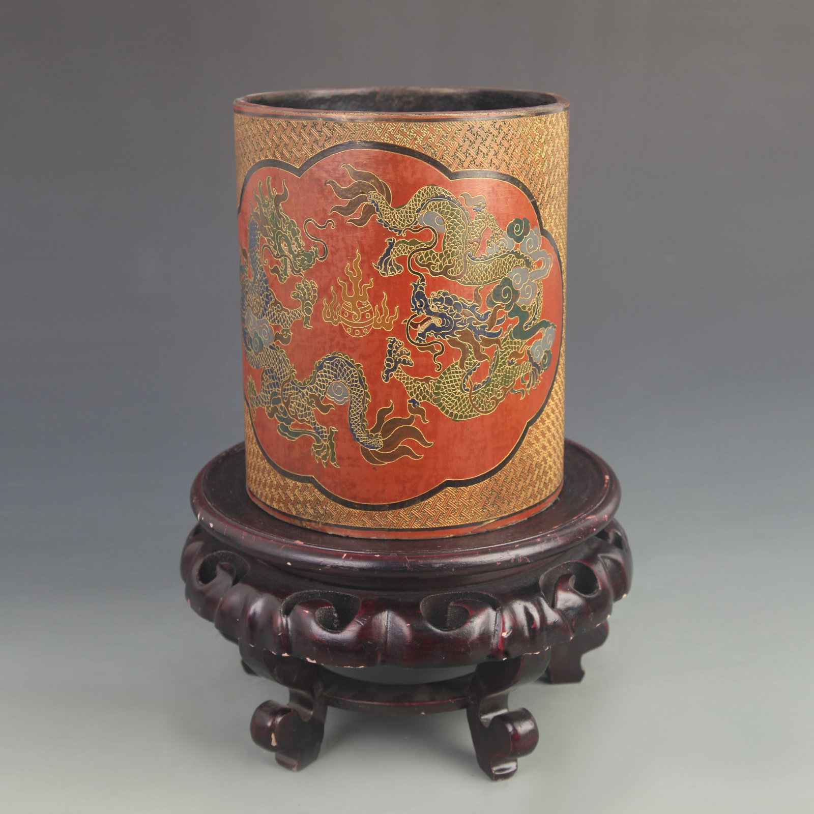LACQUER AND GILT BRUSH POT WITH DOUBLE DRAGONS CHASING A FLAMING PEARL