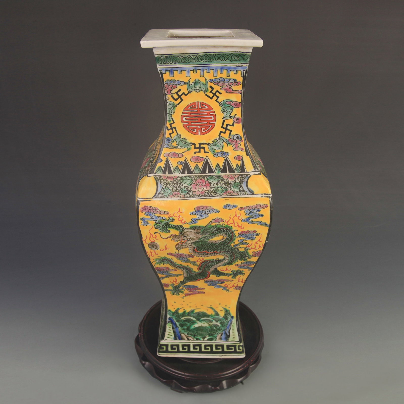 A FAMILLE-ROSE YELLOW-GROUND ??????AGON???SQUARE VASE