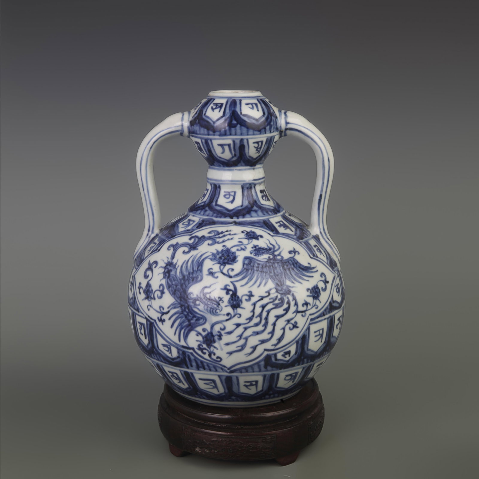 BLUE AND WHITE GARLIC HEAD SHAPED PORCELAIN VASE