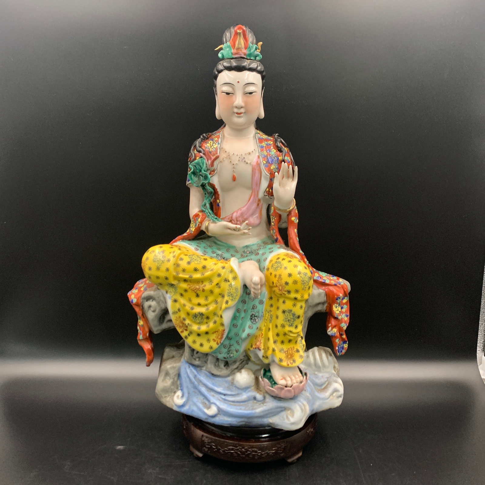 FAMILLE VERTE PAINTED PORCEALIN GUANYIN STATUE