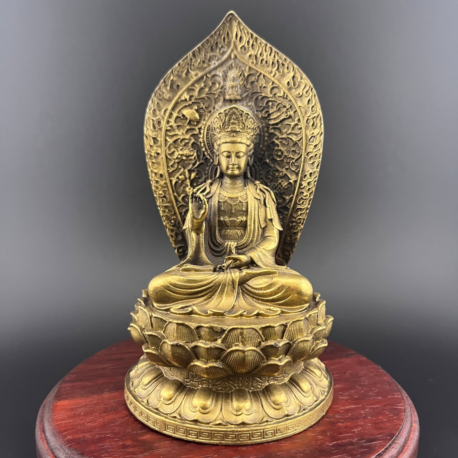 SMALL BRASS STATUE OF SEATED GUANYIN WITH MANDORLA