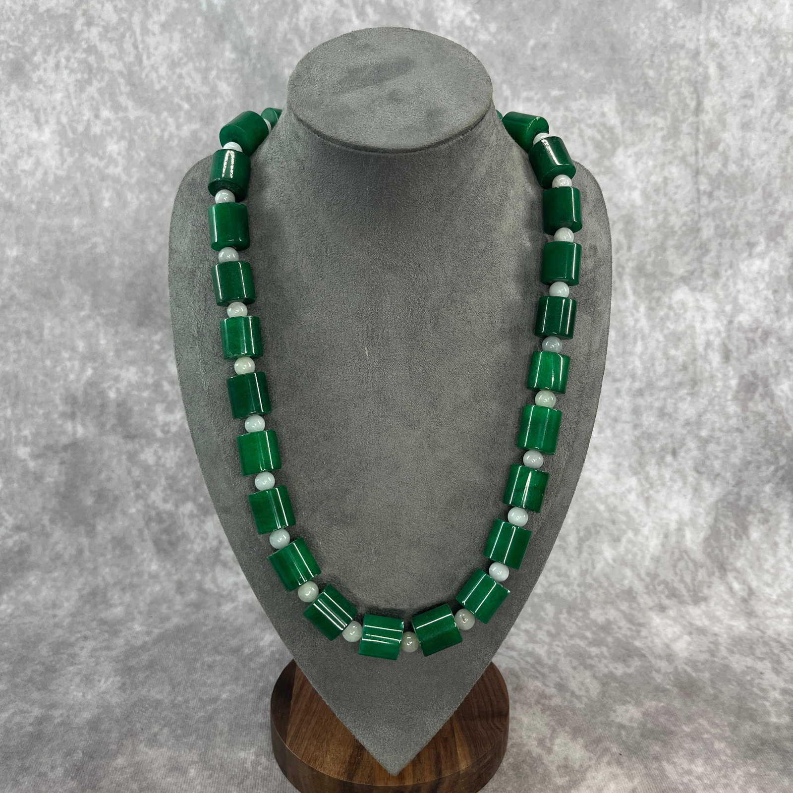 IMPERIAL-STYLE CYLINDER STYLE GREEN JADE NECKLACE