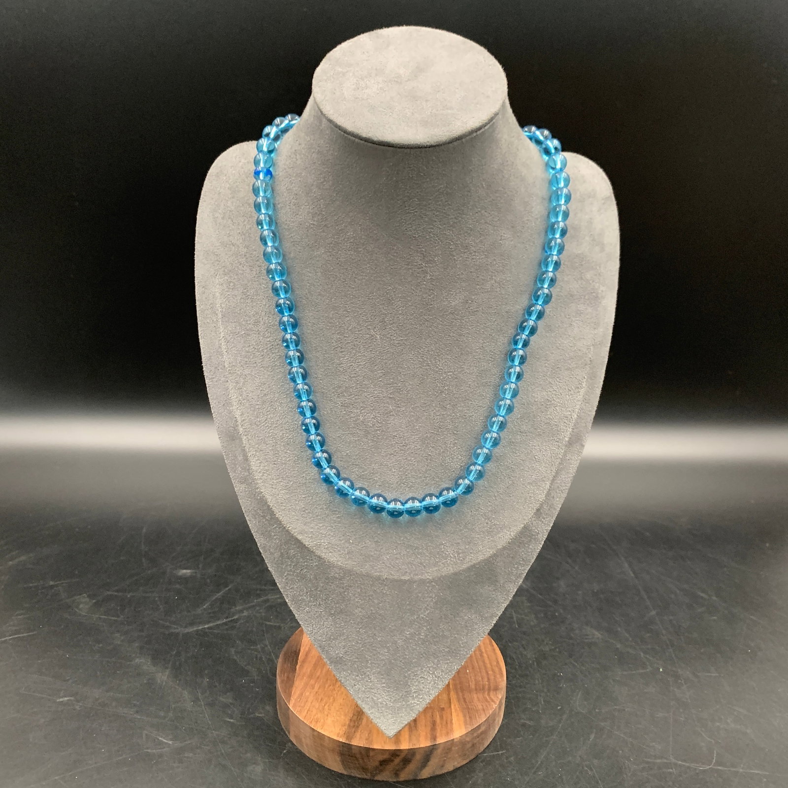 A FINE TRANSLUCENT BLUE GLASS BEAD NECKLACE
