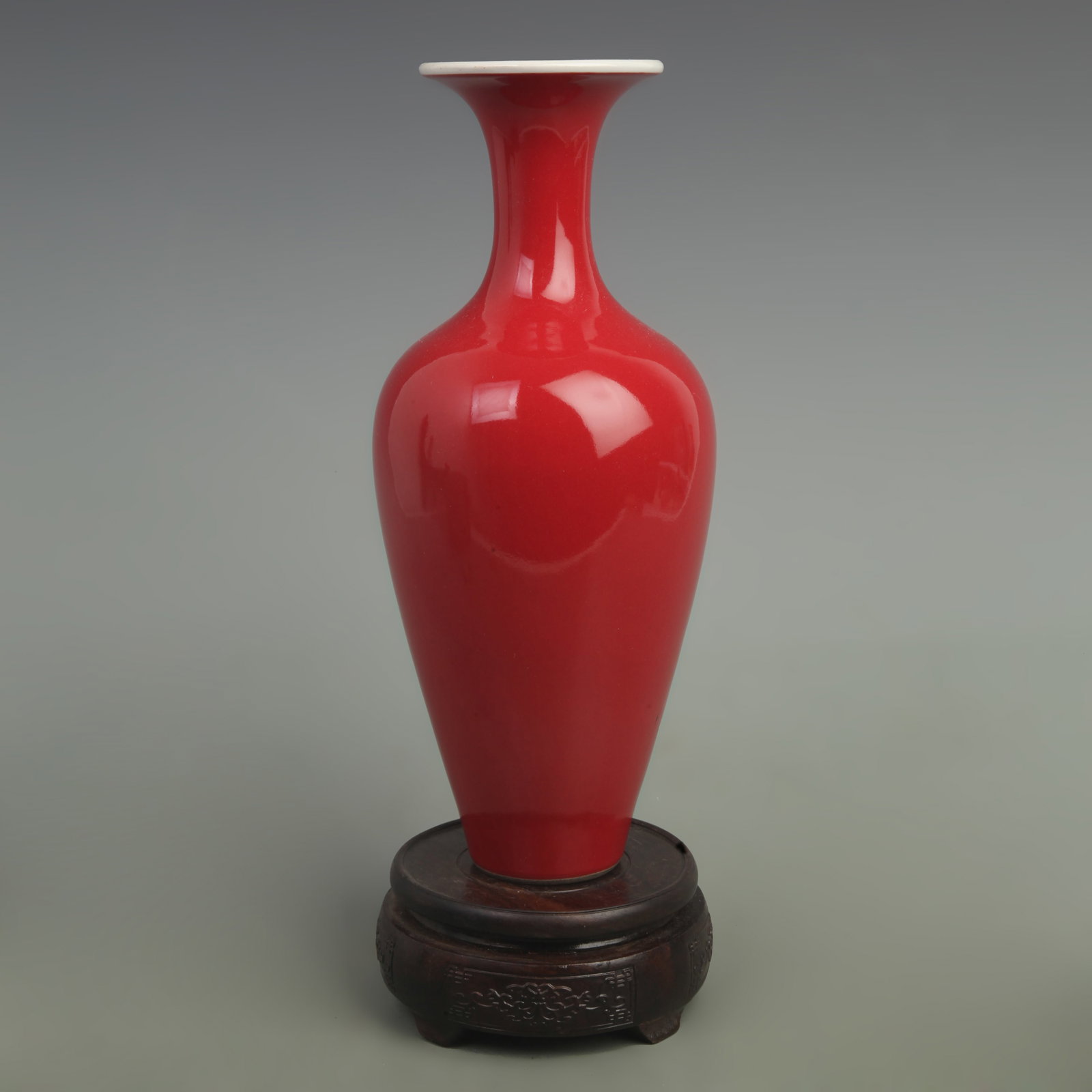 LANG HONG GLAZE WILLOW LEAF STYLE PORCELAIN VASE: Qing Dynasty Qian Long Period; High: 11 inch; Width: 5 inch. Wooden base for display only
