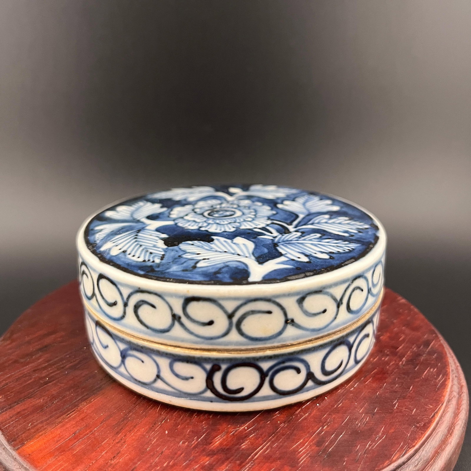 BLUE AND WHITE PEONY PORCELAIN SEAL PASTE BOX