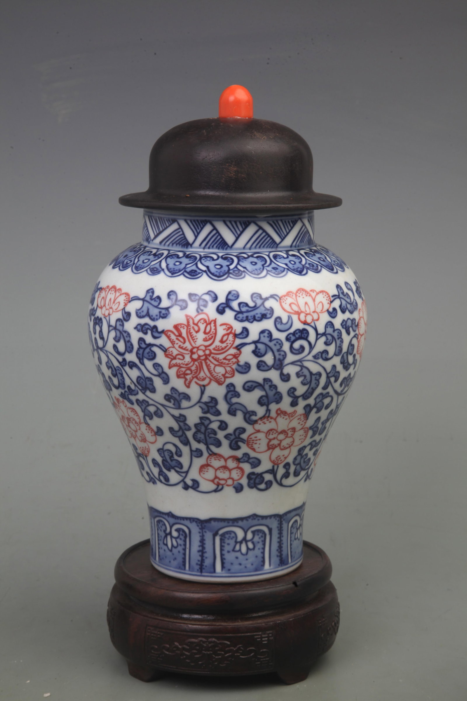 BLUE AND WHITE FLOWER PATTERN VASE WITH LID: Qing Dynasty; High: 10.0 inch; Diameter: 5.5 inch; . Wooden base for display only