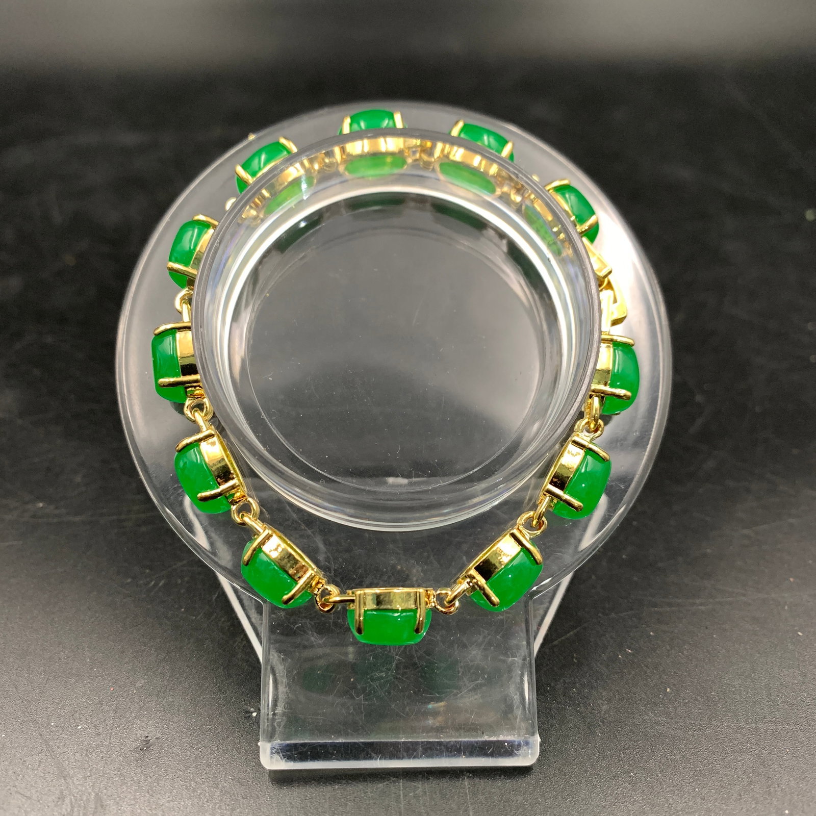 A FINE JADEITE BEAD BRACELET