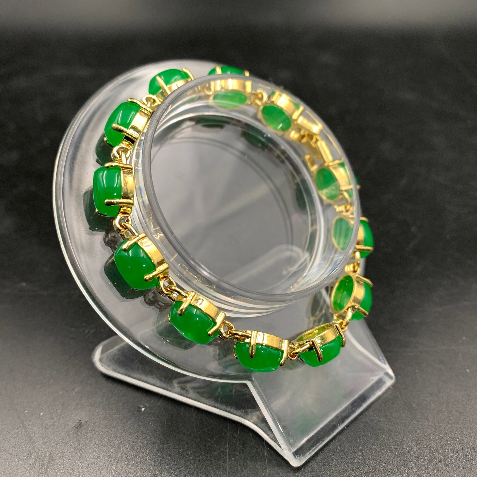 A FINE JADEITE BEAD BRACELET - 3