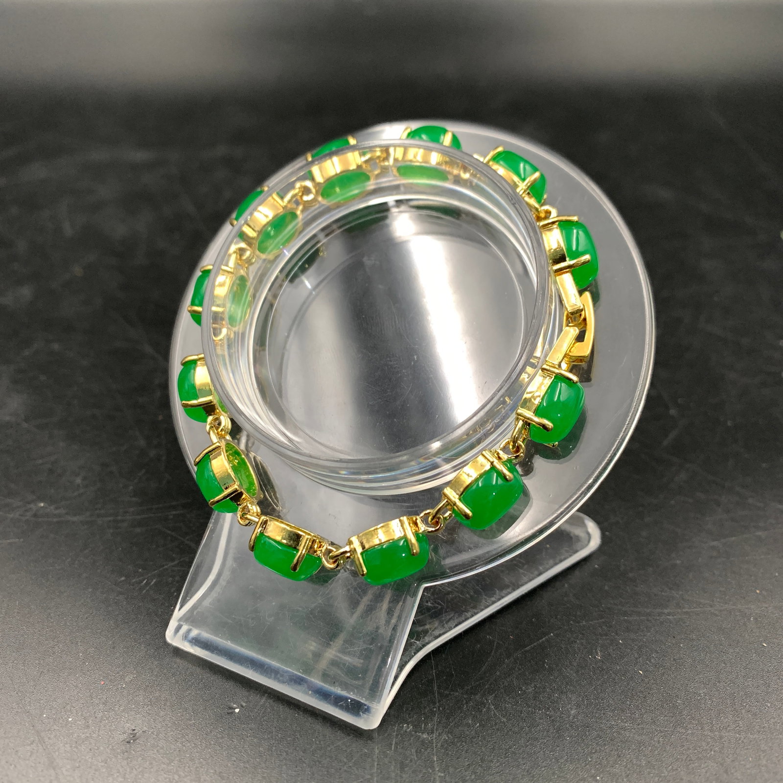 A FINE JADEITE BEAD BRACELET - 4
