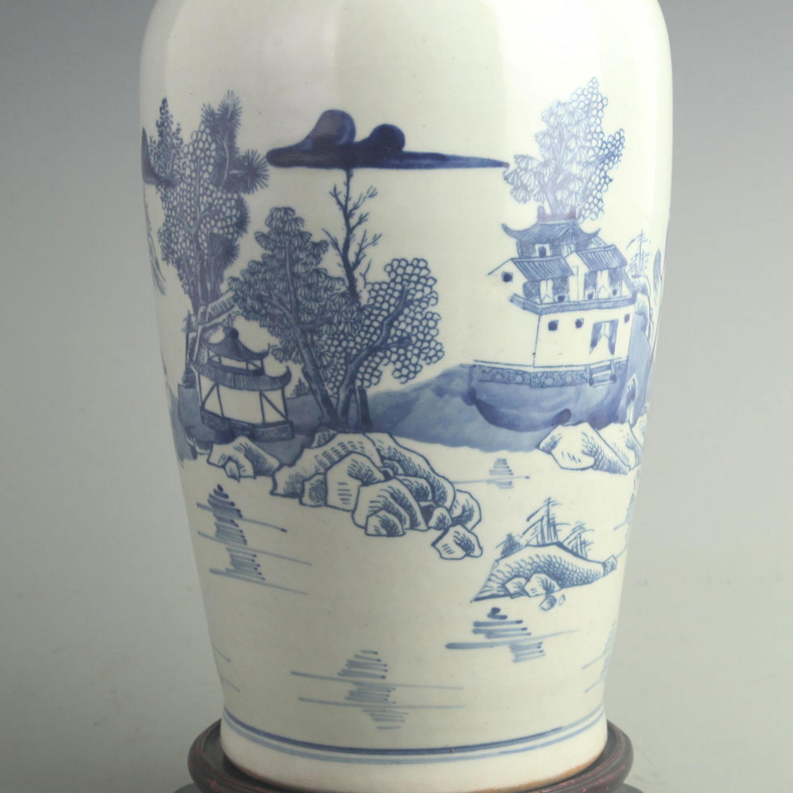 BLUE AND WHITE LANDSCAPING PATTERN VASE - 3