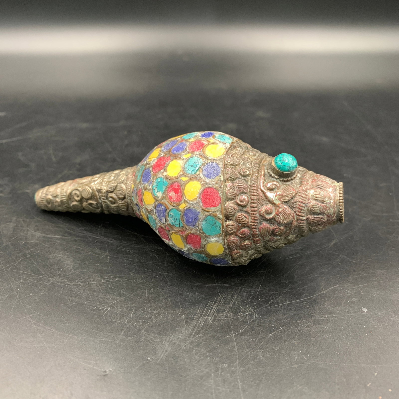 A FINE TIBETAN BUDDHIST RITUAL CONCH SHELL