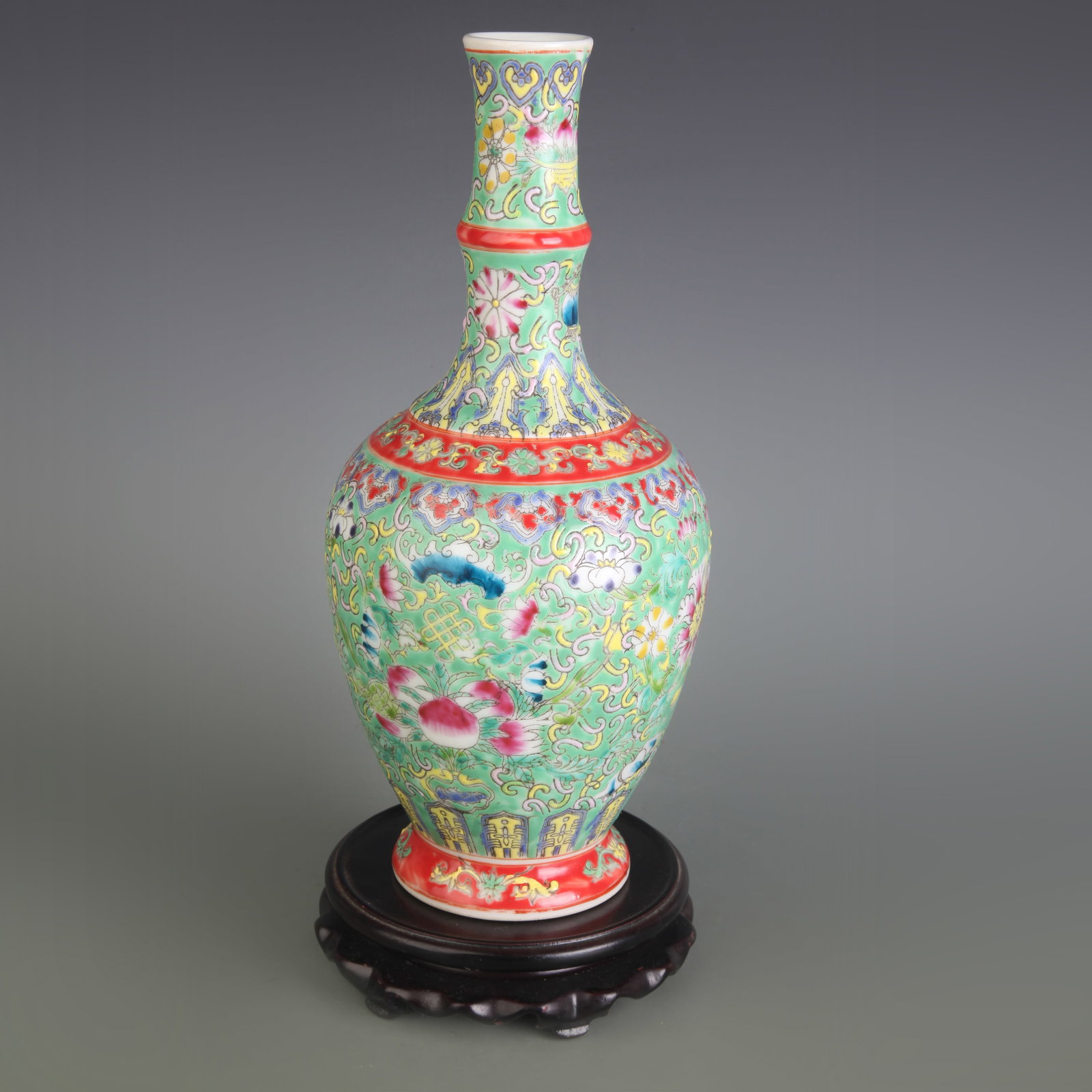 FAMILLE ROSE GREEN GROUND FLOWER PATTERN LONG NECK PORCELAIN VASE