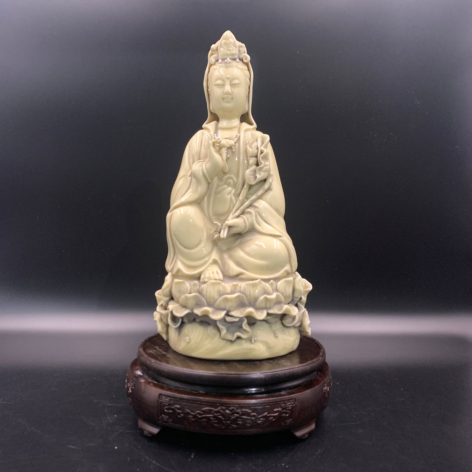 DEHUA-STYLE CREAM-GLAZED GUANYIN STATUE