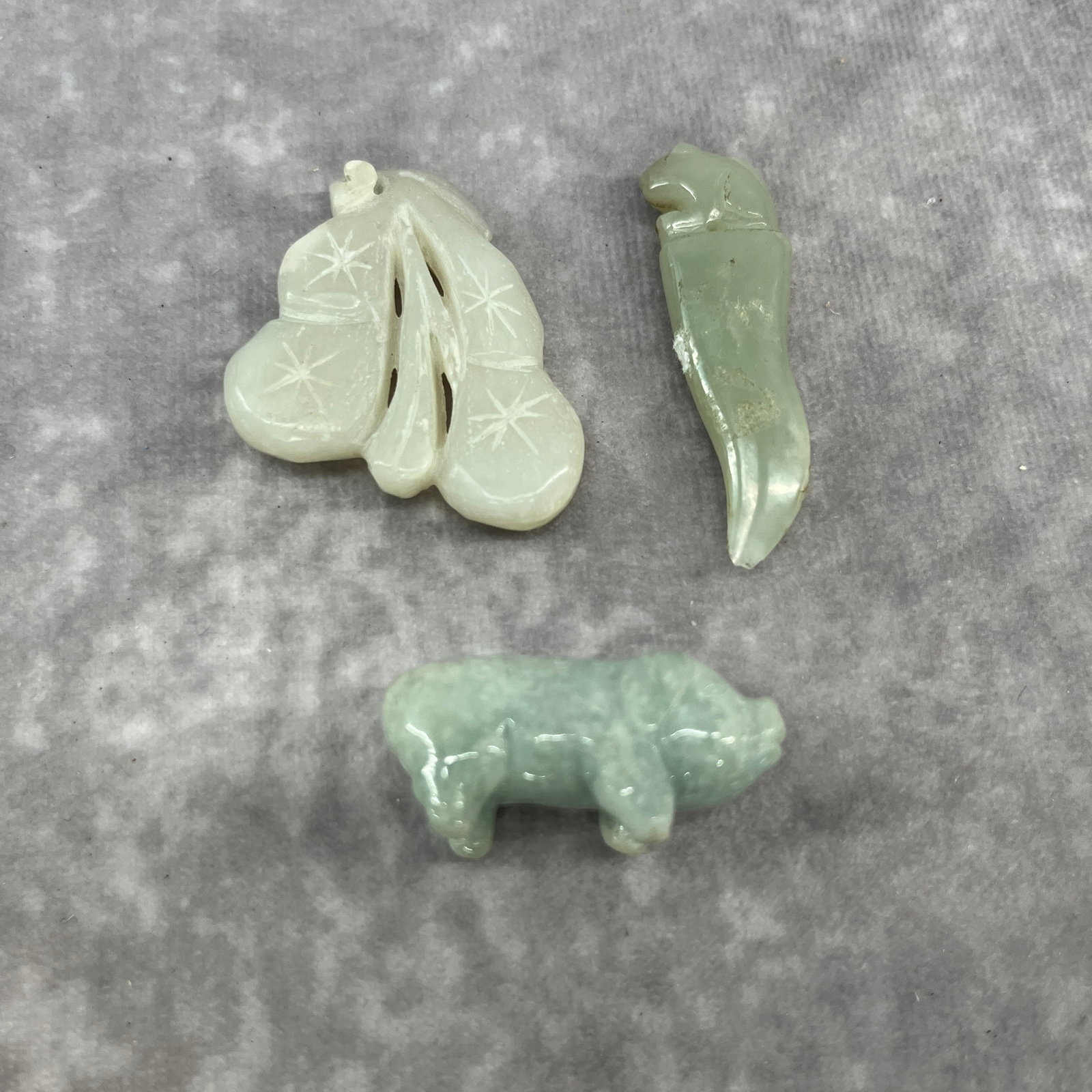 GROUP OF THREE HETIAN JADE PENDANT