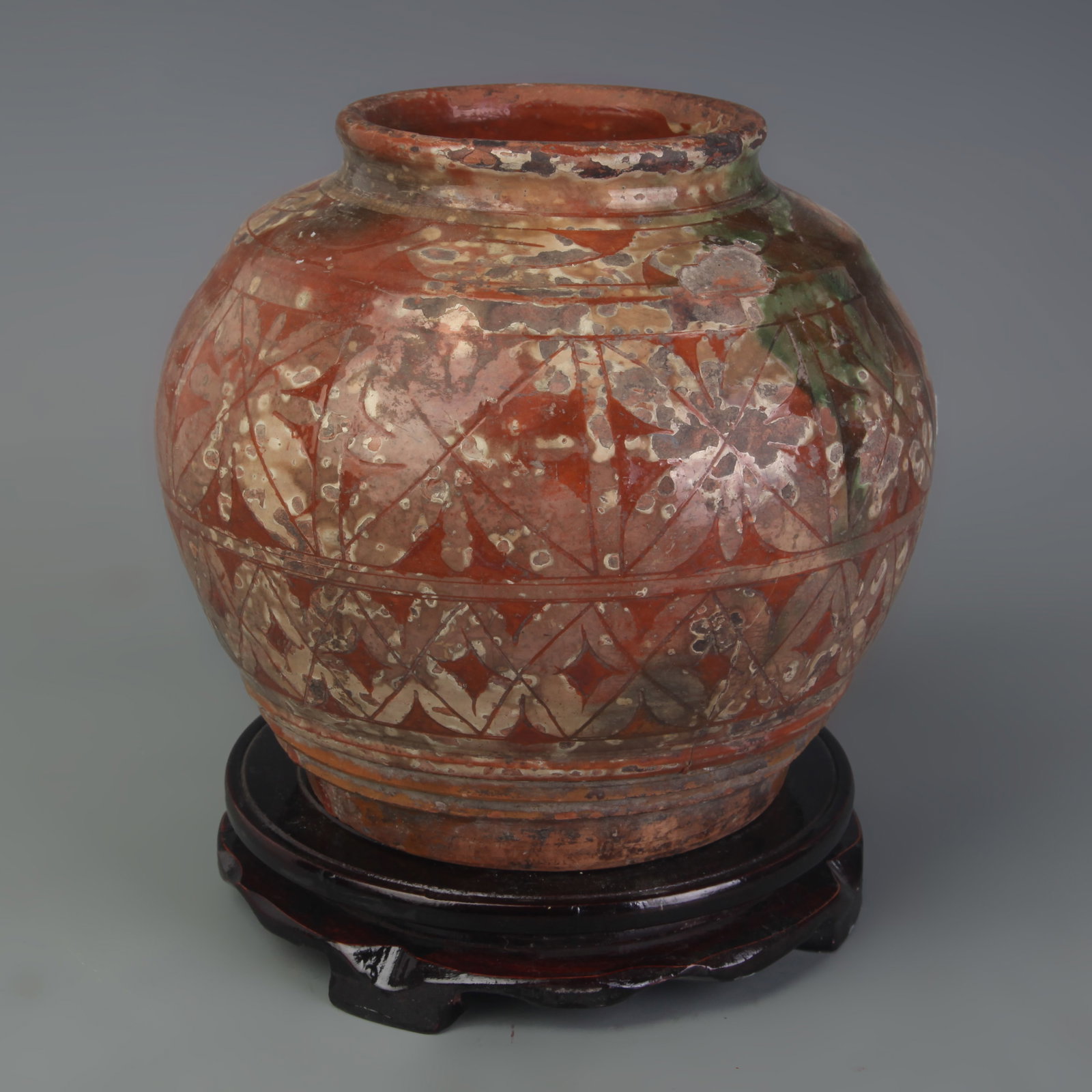 A FINE GOLD PAINTED PORCELAIN JAR WITH DAMAGE