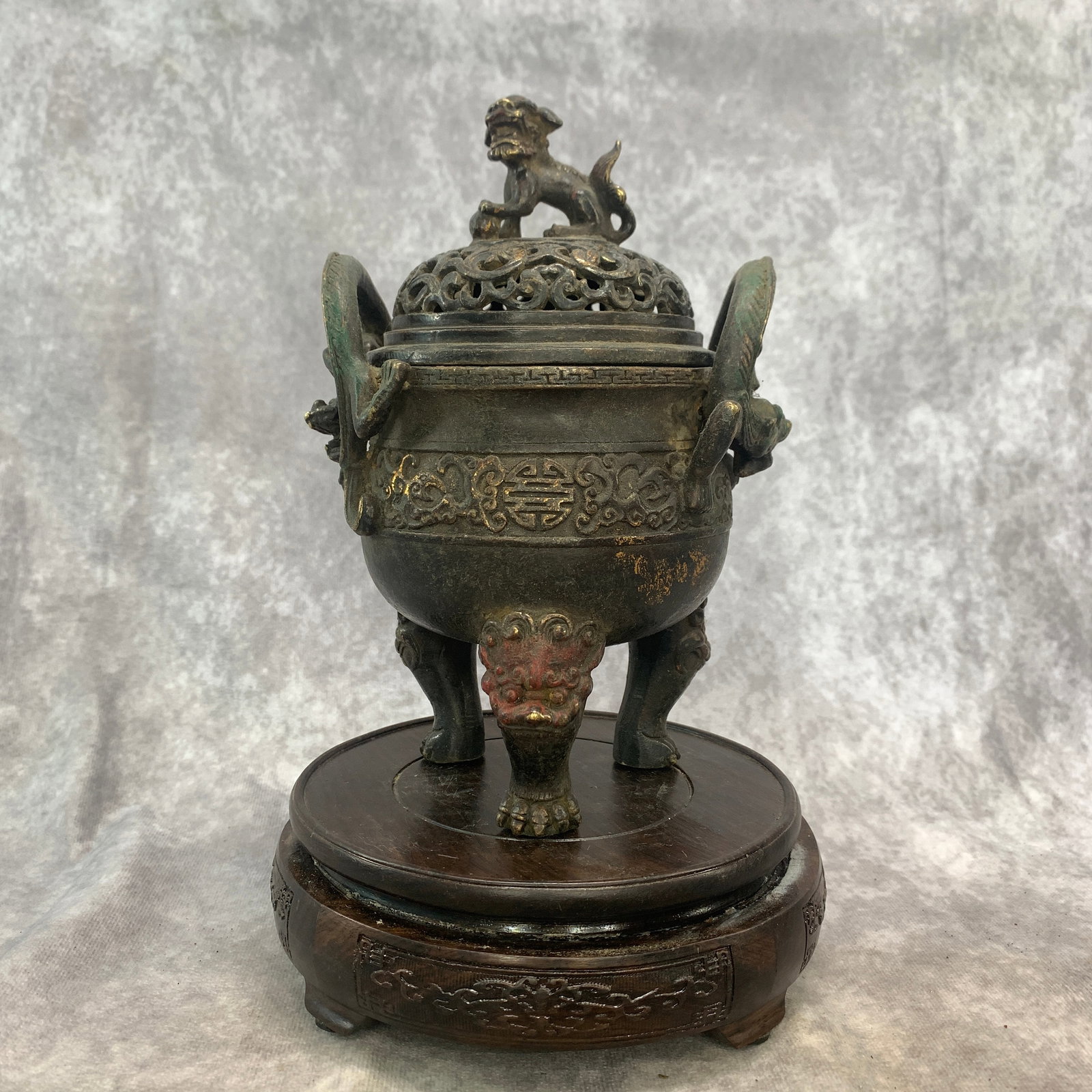 BRONZE TRIPOD CENSER WITH SHOUZIDAI MOTIF AND QILIN LID (1 of 5)
