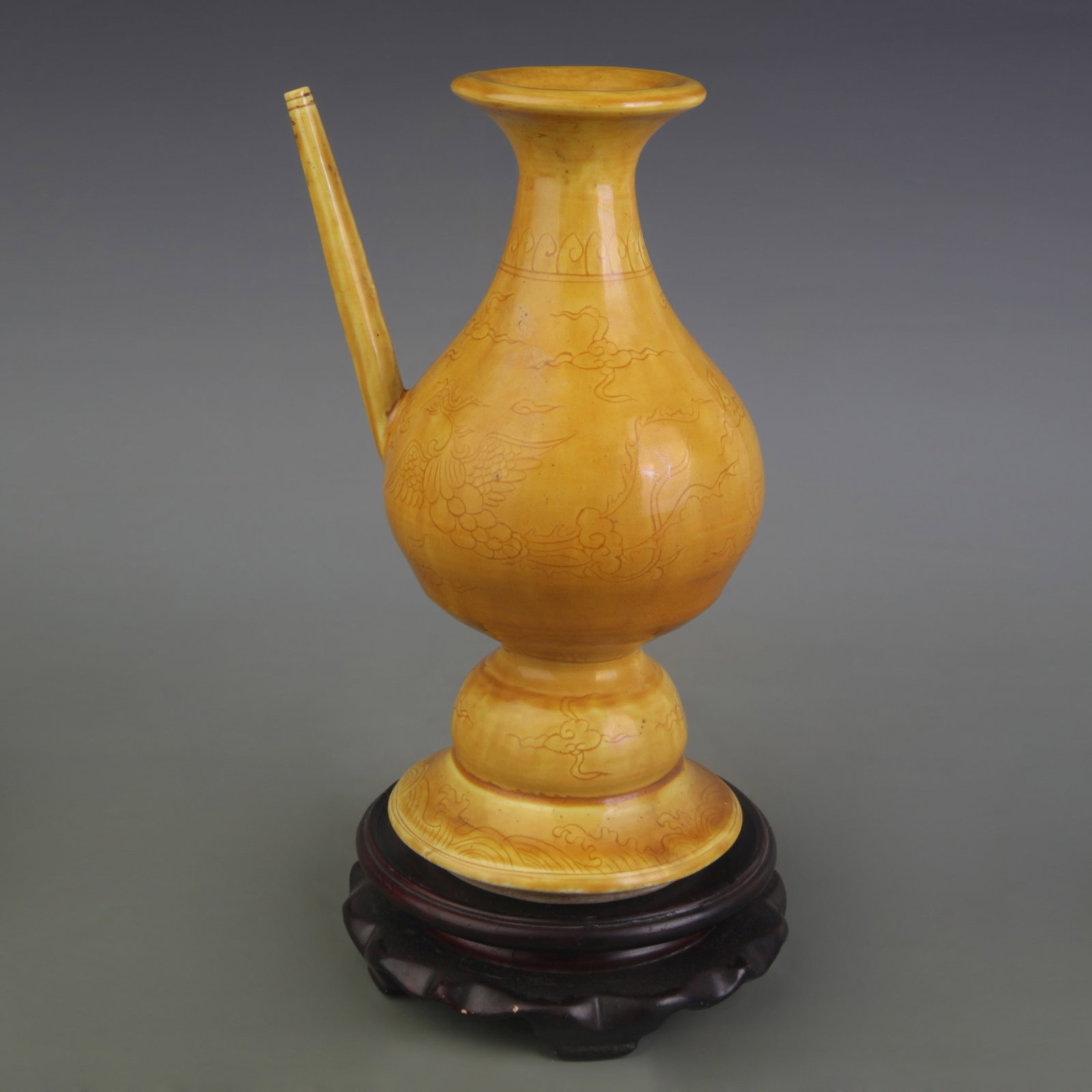 YELLOW-GLAZED EWER WITH INCISED DRAGON DESIGN