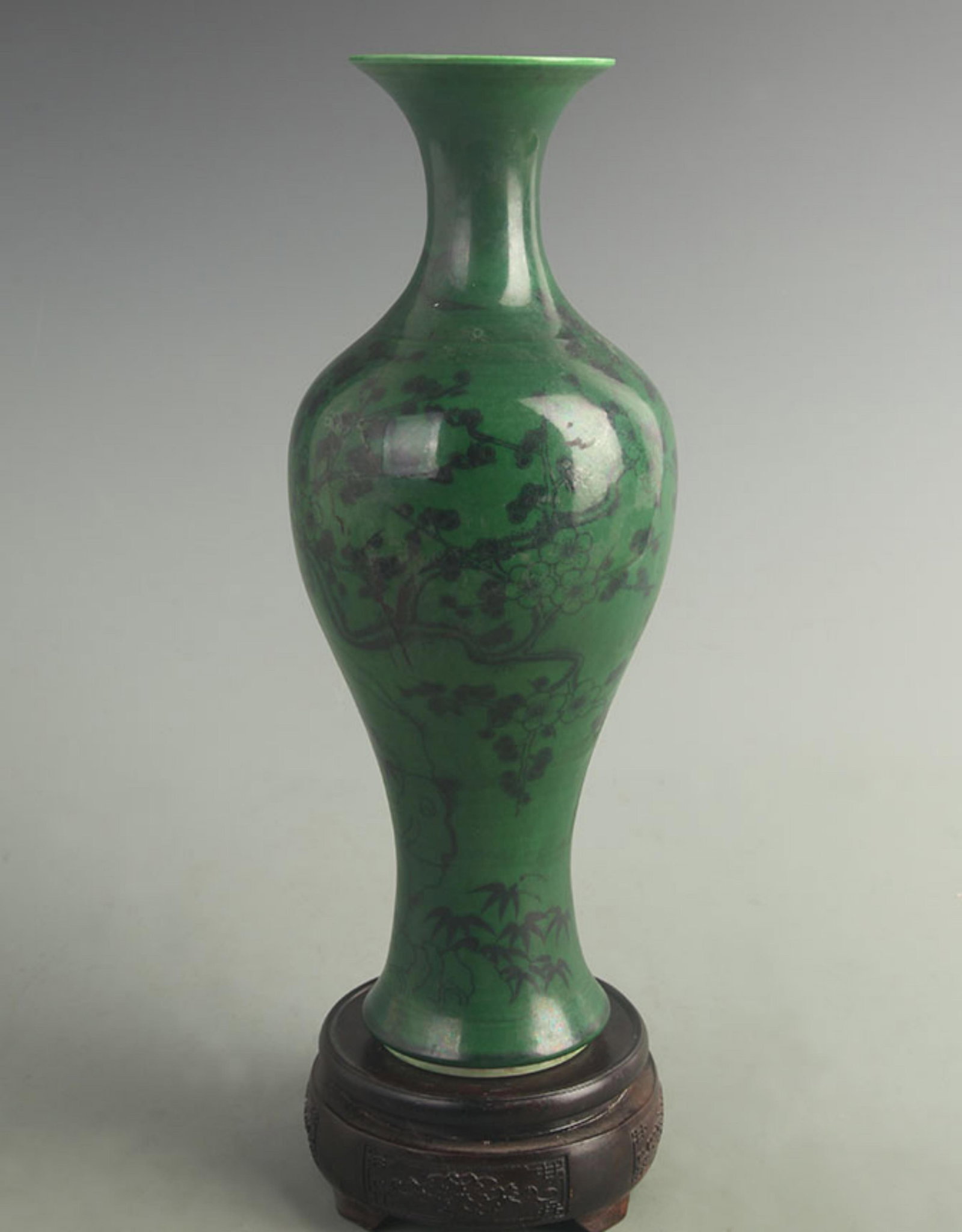 GREEN GROUND WILLOW LEAF PATTERN PORCELAIN VASE
