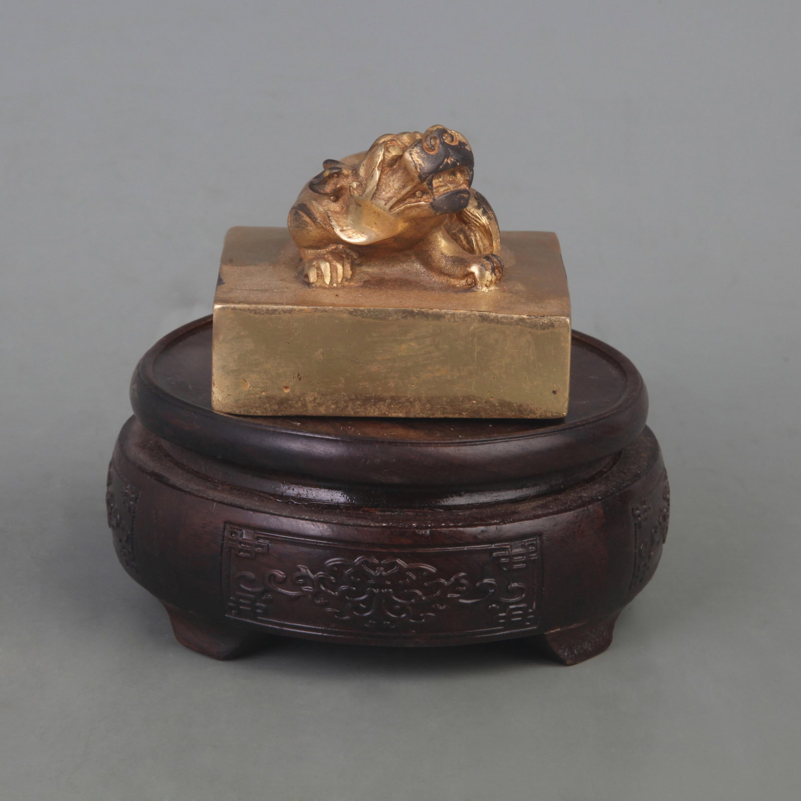 A FINE GILT BRONZE ANIMAL TOP SEAL
