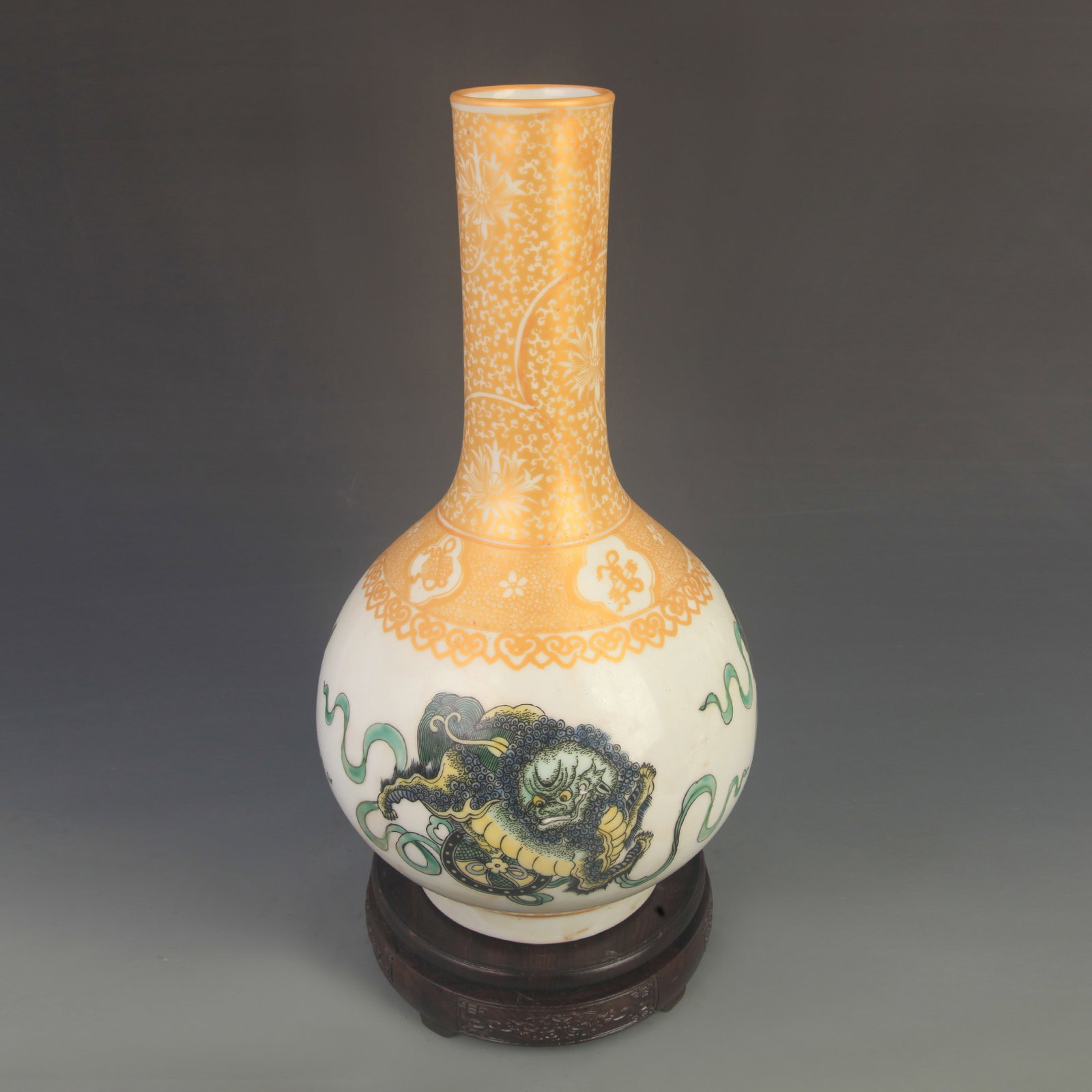 A FAMILLE ROSE GLOBULAR VASE DECORATED WITH LIONS: Qing Dynasty Kang Xi Period; High: 13.5 inch; Diameter: 7.00 inch. Wooden base for display only