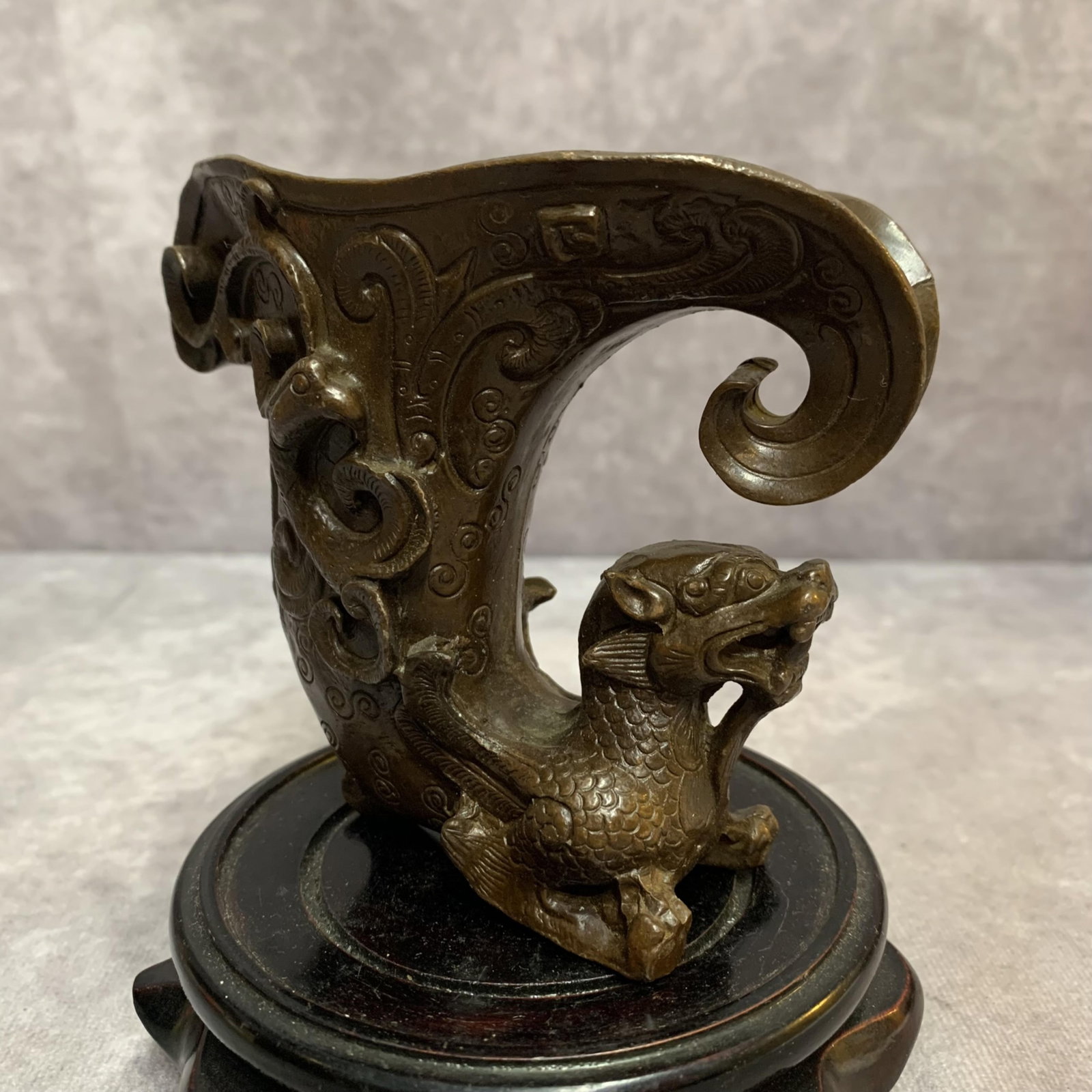 A FINE BRONZE WINE CUP IN DRAGON PATTERN - 4