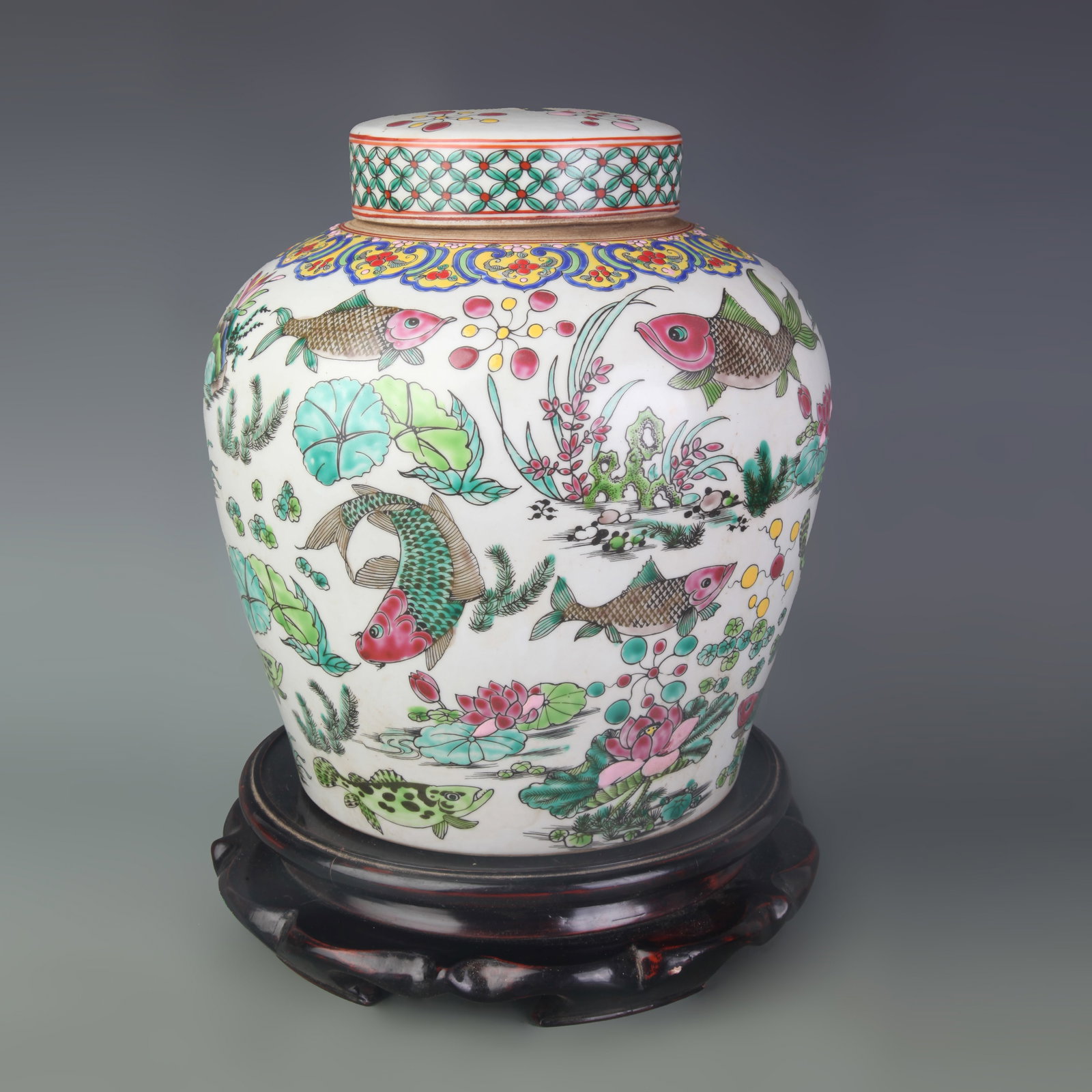 A FAMILLE ROSE FISH-AND-AQUATIC PORCELAIN JAR: Qing Dynasty Kang Xi Period; Diameter: 4.5 inch; High: 11.0 inch; . Wooden base for display only