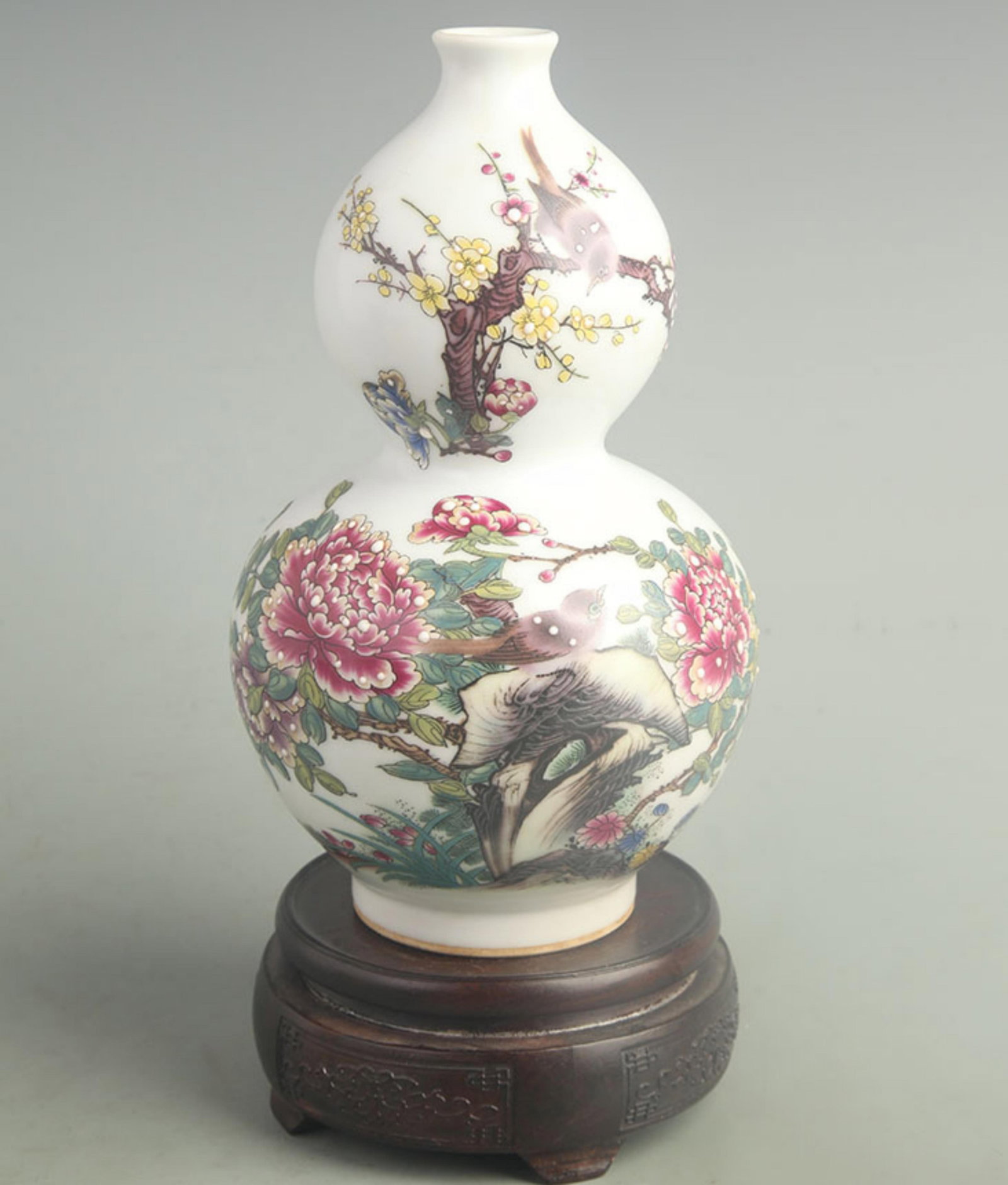 FAMILLE ROSE FULL GARDEN GOURD PORCELAIN VASE: Qing Dynasty Qian Long Period; High: 8.50 inch; Width: 5.00 inch. Wooden base for display only