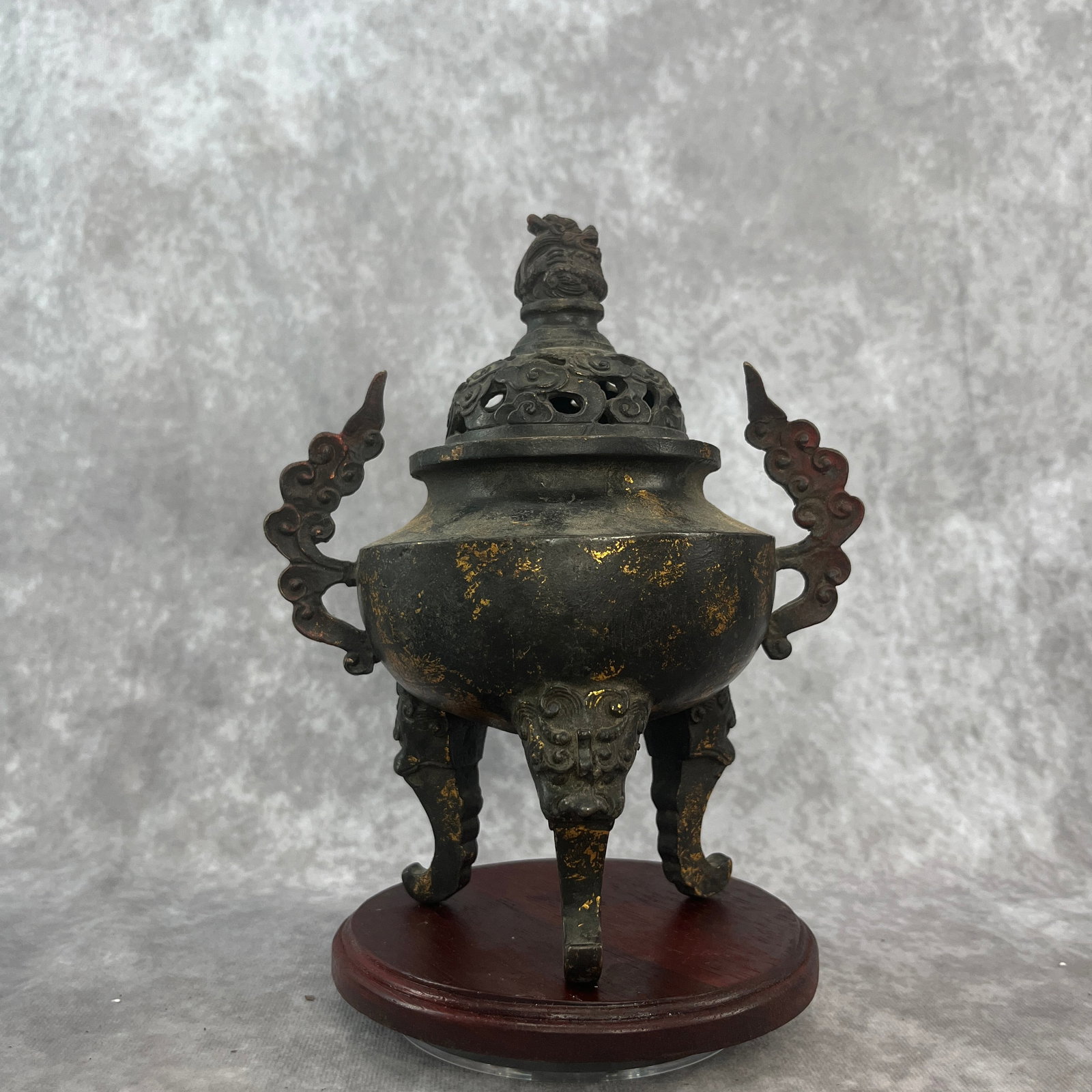 A FINE BRONZE TRIPOD INCENSE BURNER WITH FOO GOD TOP