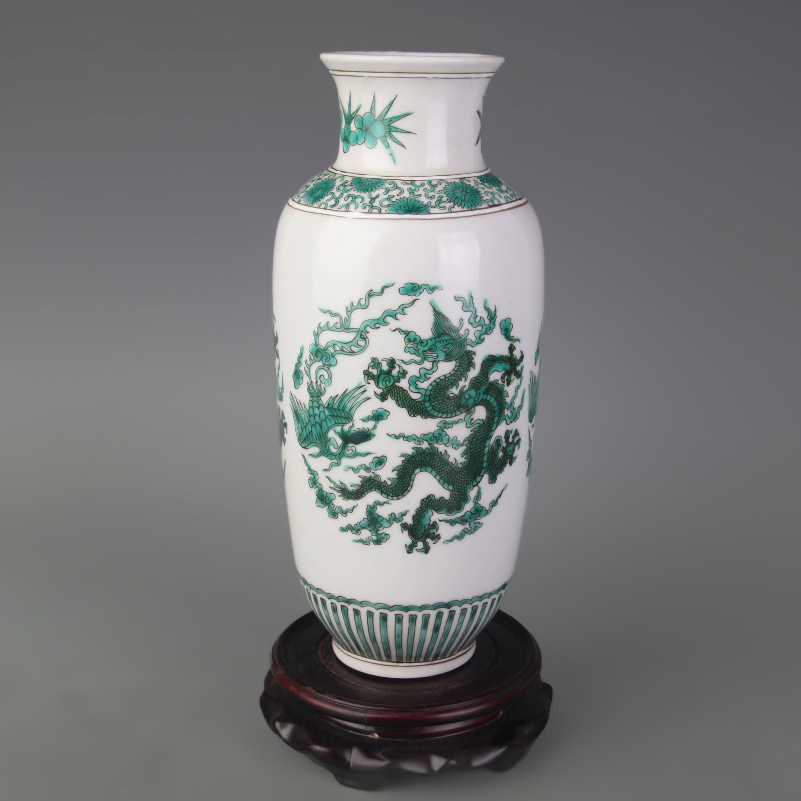 A FINE FAMILLE-ROSE DRAGON APPRECIATION PORCELAIN VASE (1 of 5)