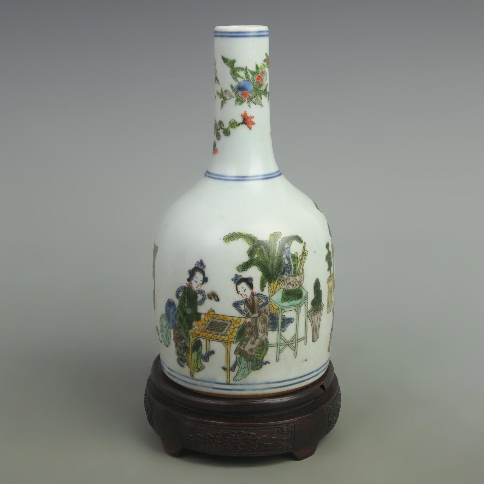 A FINE FAMILLE ROSE STORY PATTERN BELL PATTERN BOTTLE: Qing Dynasty; High: 9.7 inch; Diameter: 4.8 inch; . Wooden base for display only