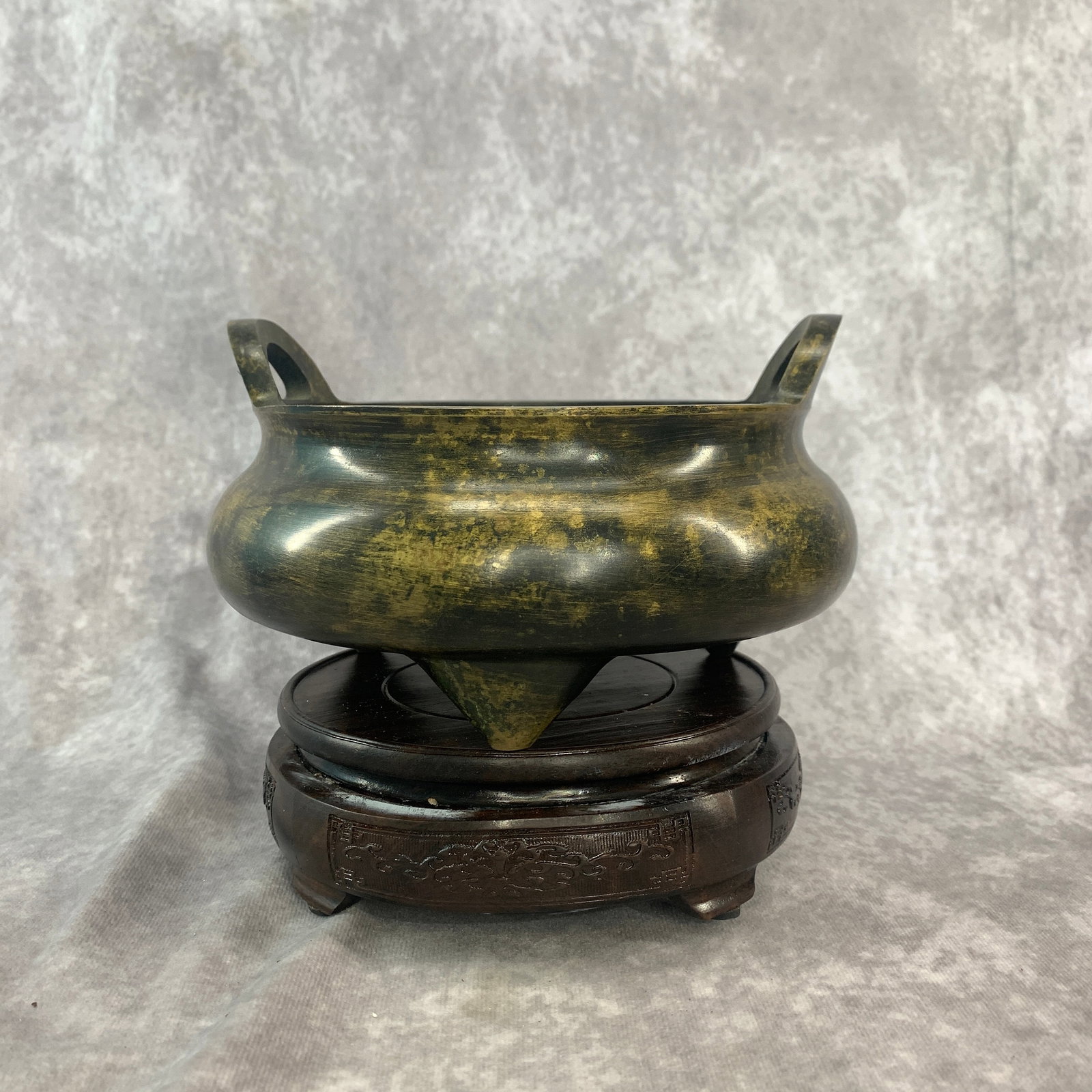 A FINE BRONZE TRIPOD INCENSE BURNER WITH LOOP HANDLES