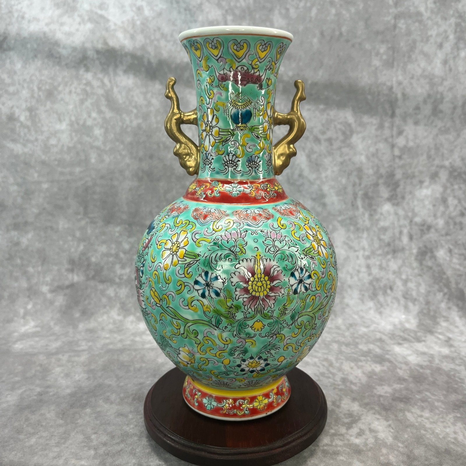 CHINESE FAMILLE ROSE (FENCAI) PORCELAIN VASE: Qing Dynasty; High: 9.7 inch; Diameter: 5.5 inch; . Wooden base for display only