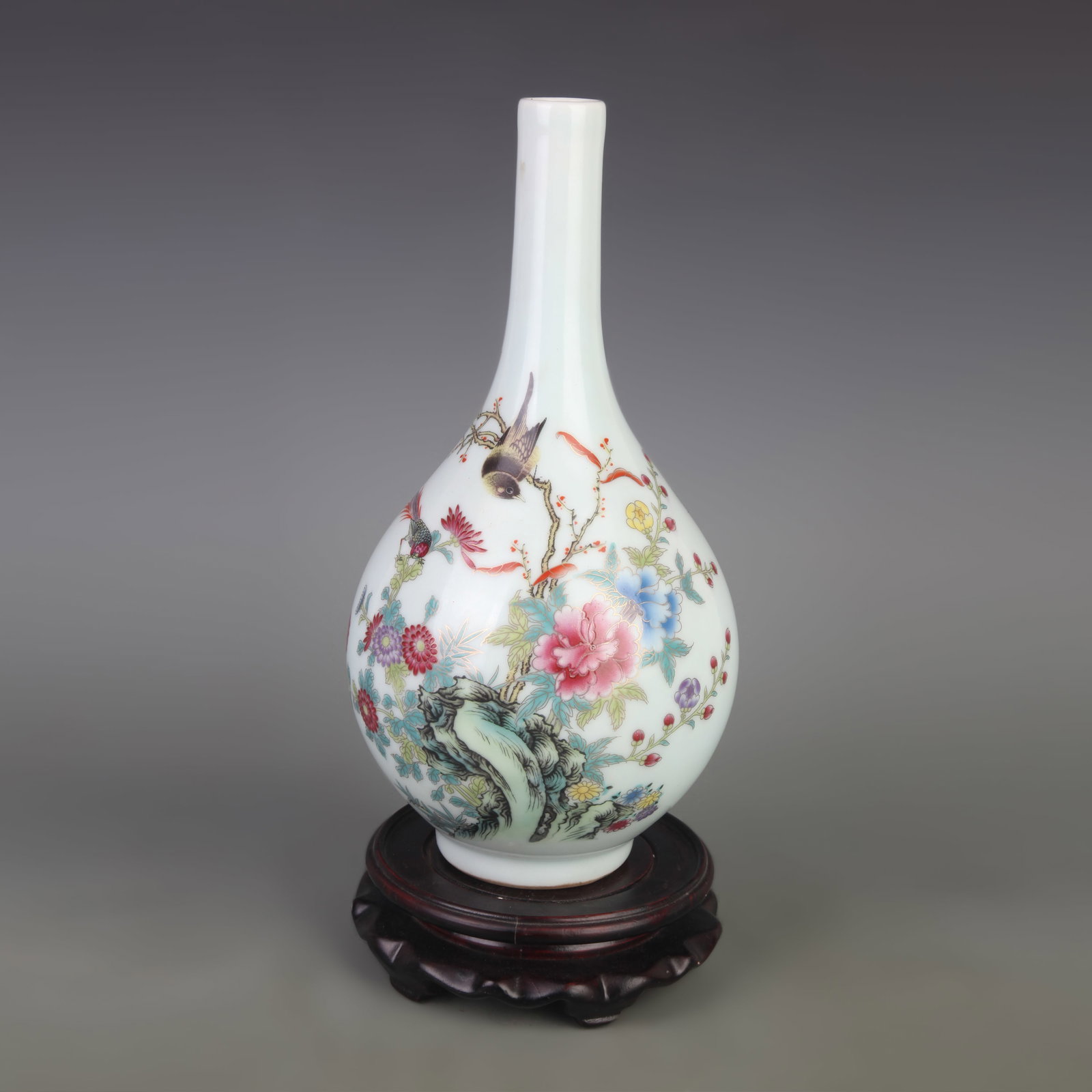 A FAMILLE ROSE VASE WITH BIRD AND FLOWER DECORATION