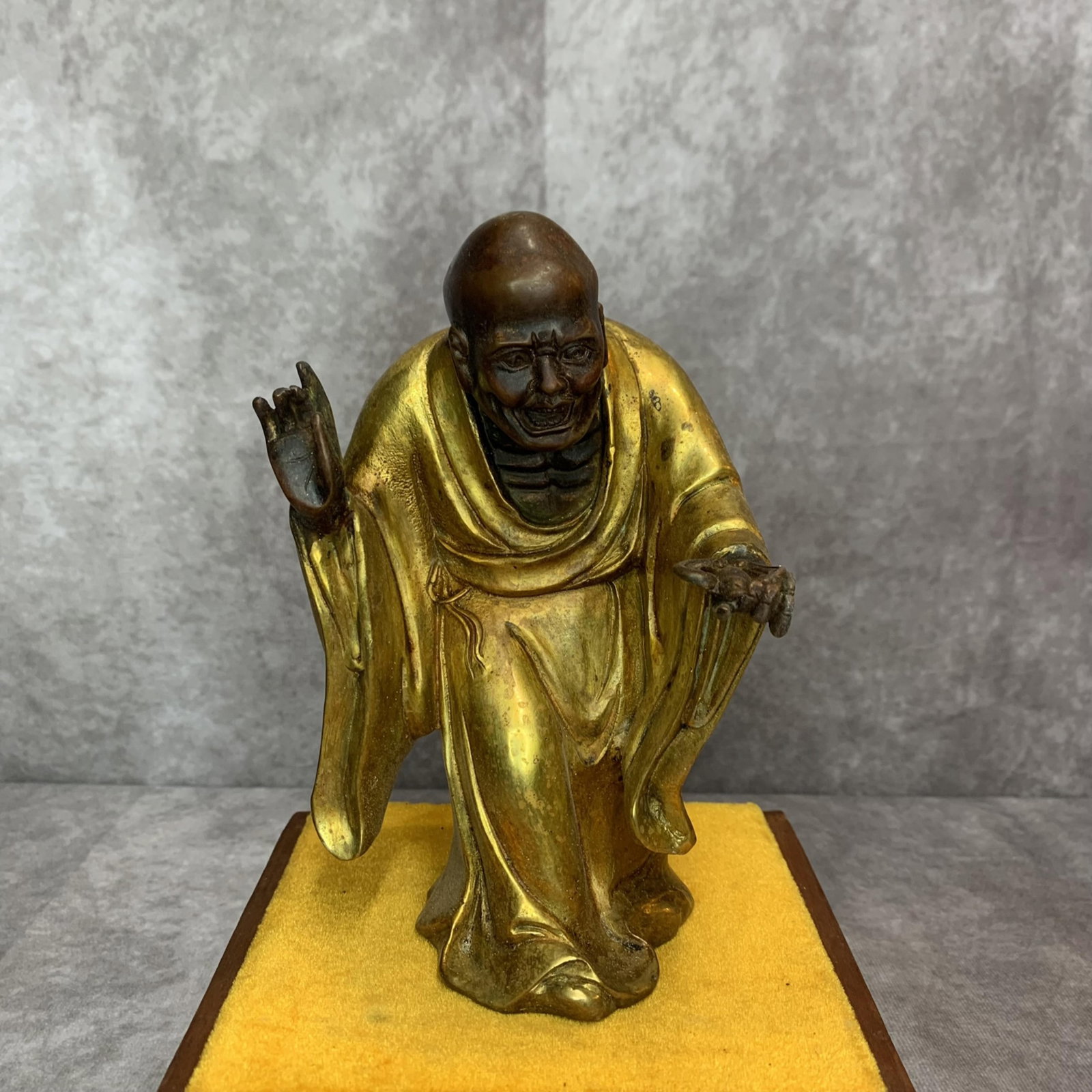A FINE BRONZE MADE LU HAN FIGURE
