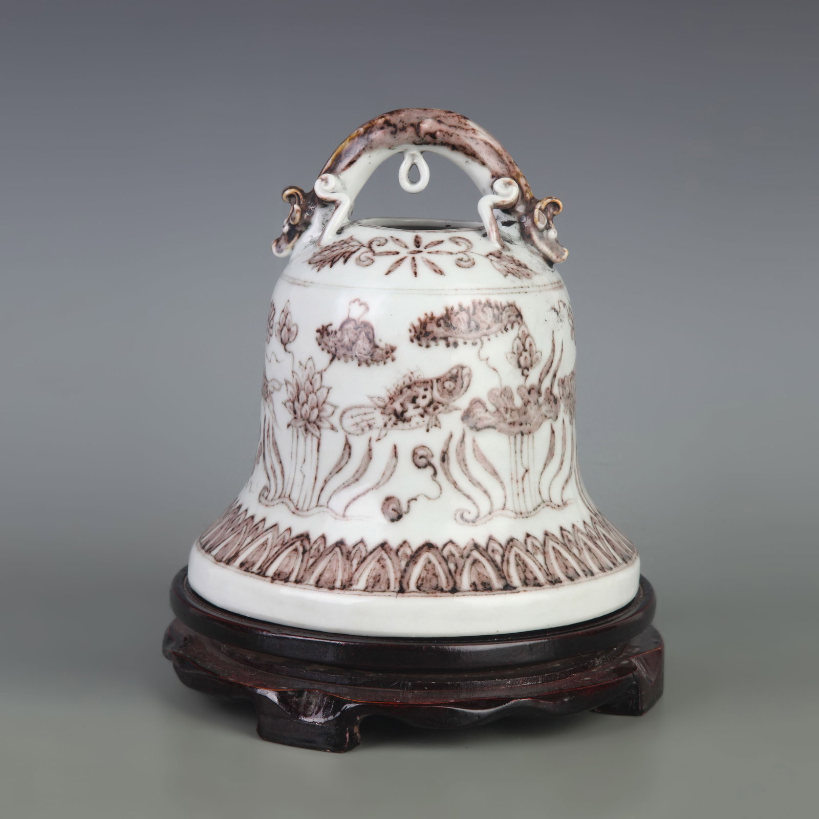 AN UNDERGLAZE RED FISH-AND-ALGAE PATTERN PORCELAIN VASE