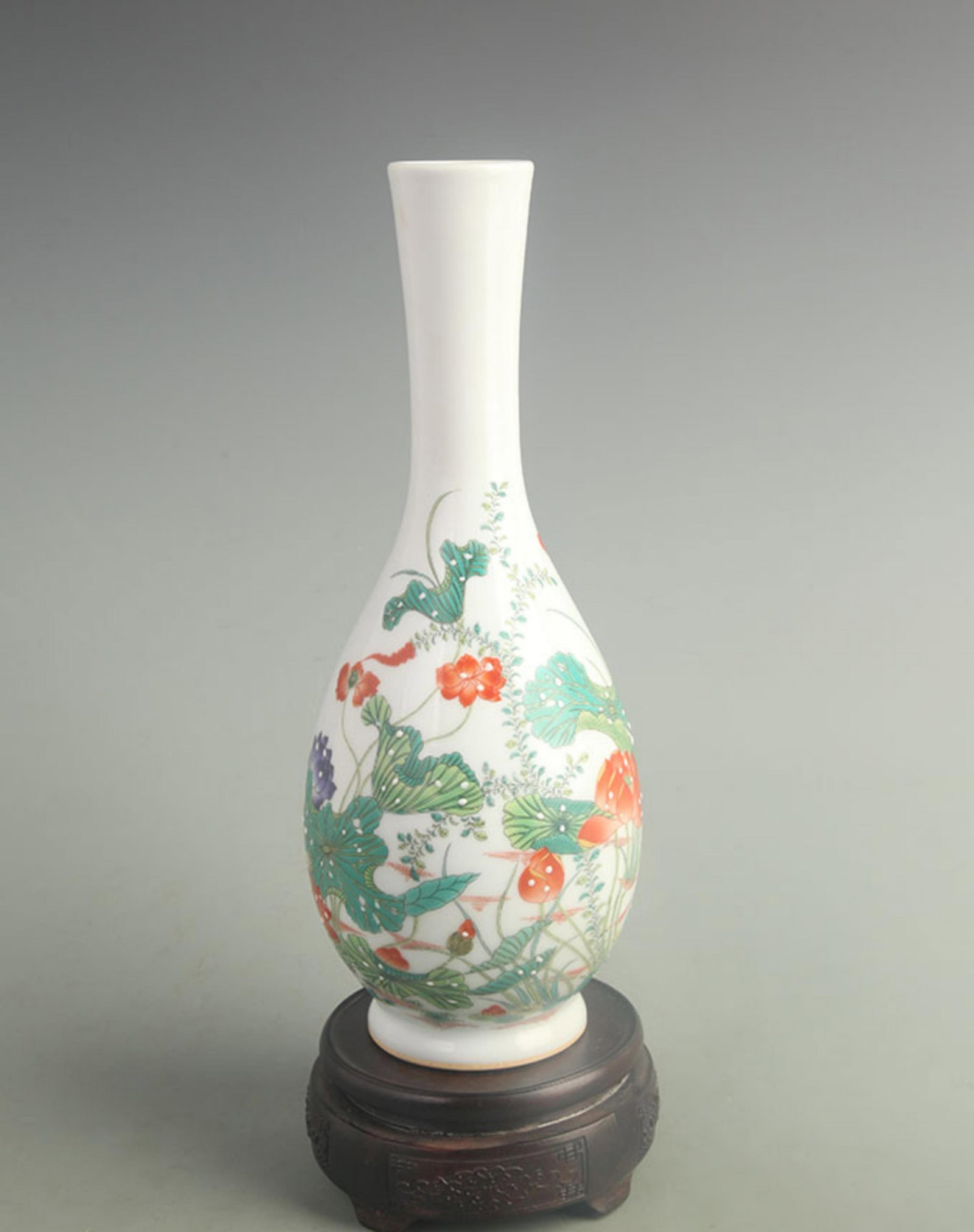 FAMILLE ROSE LOTUS PATTERN LONG-NECKED PORCELAIN VASE