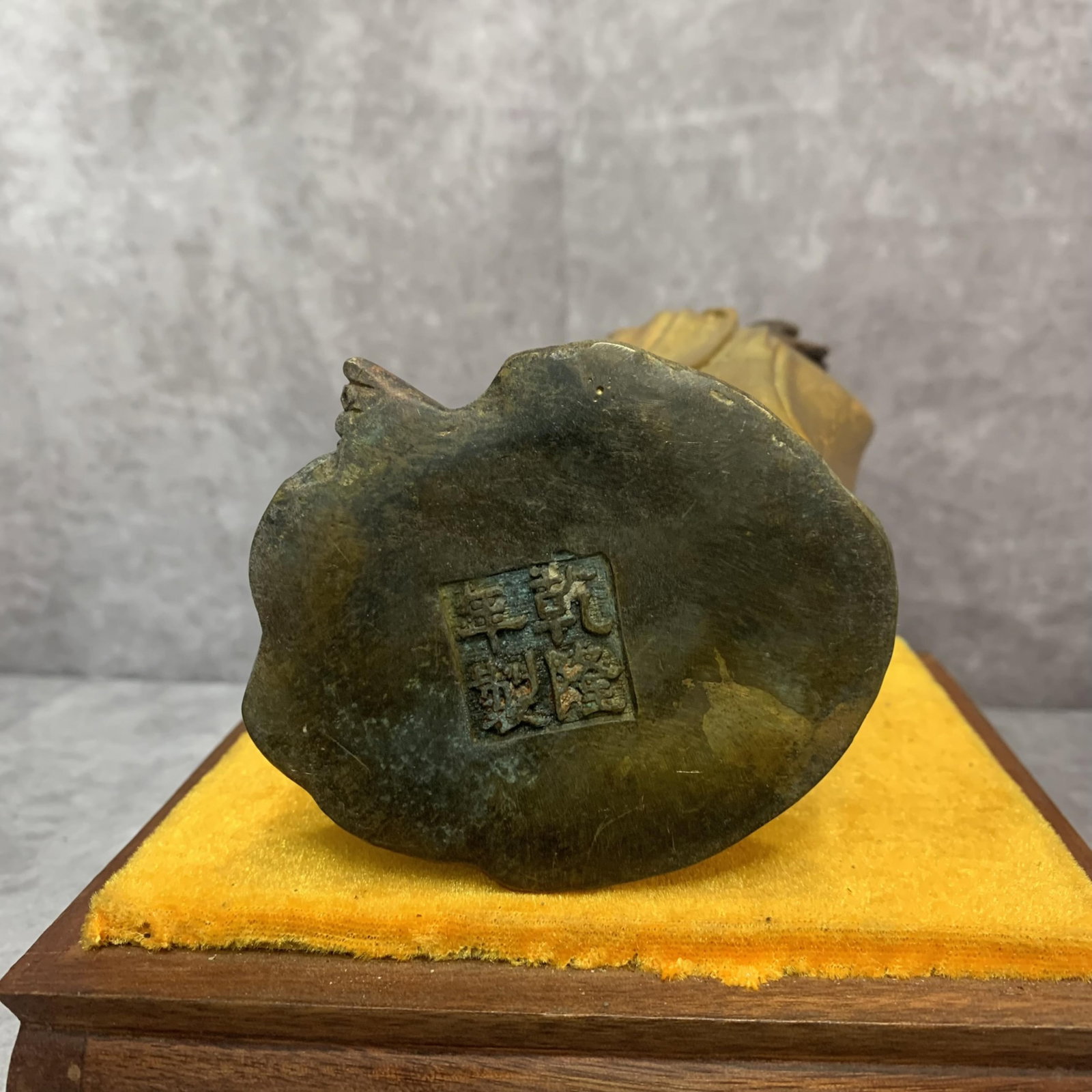 A FINE BRONZE LU HAN STATUE - 7