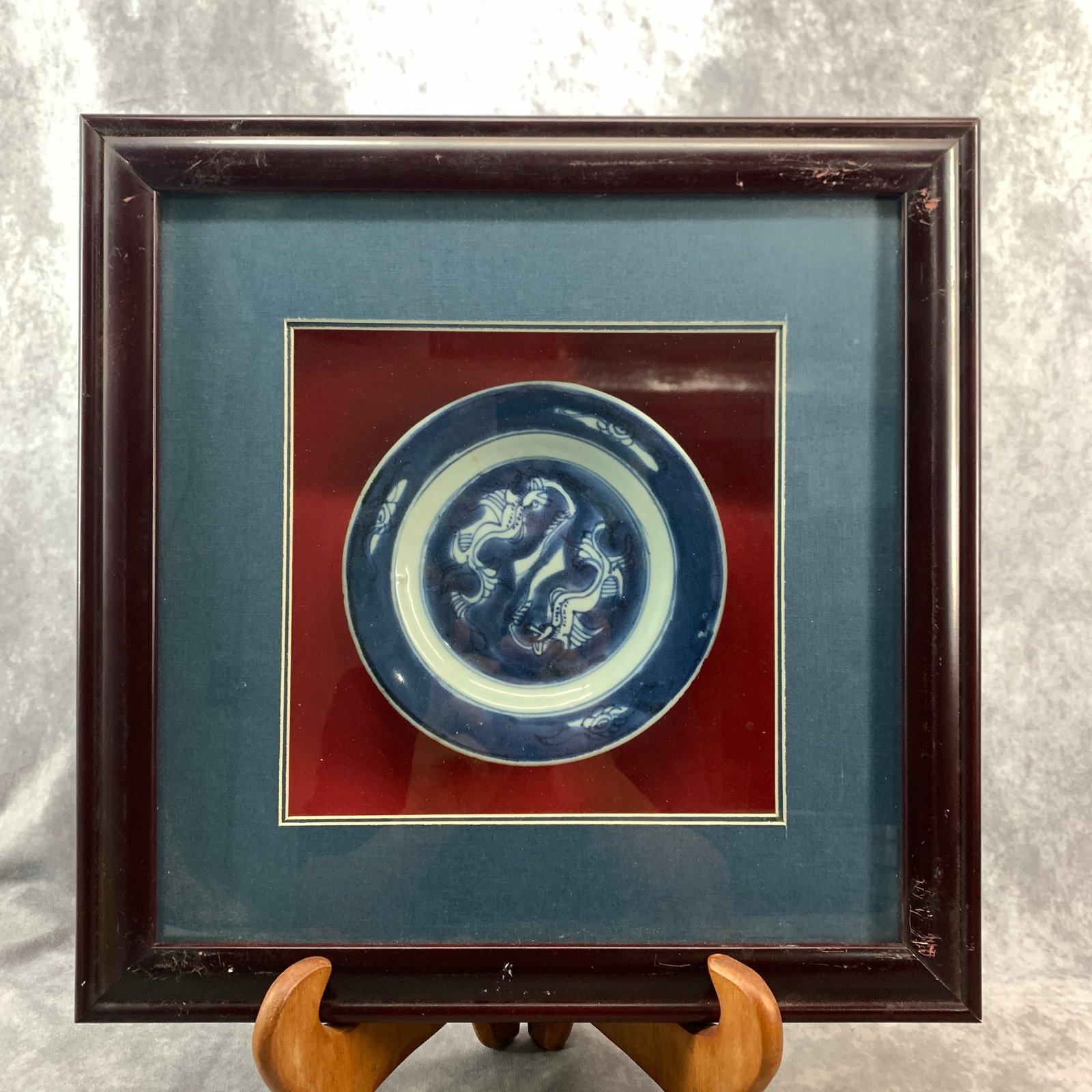 A FINE FRAMED BLUE AND WHITE PORCELAIN PLATE
