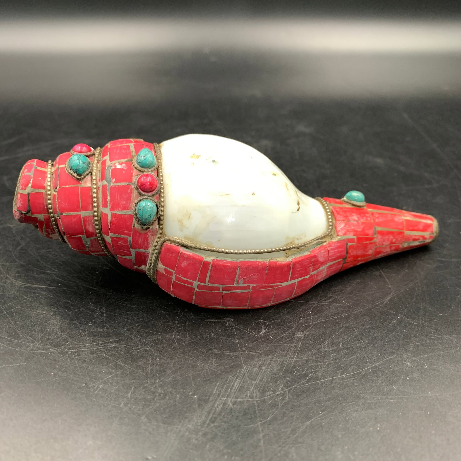 A FINE TIBETAN BUDDHIST RITUAL CONCH SHELL