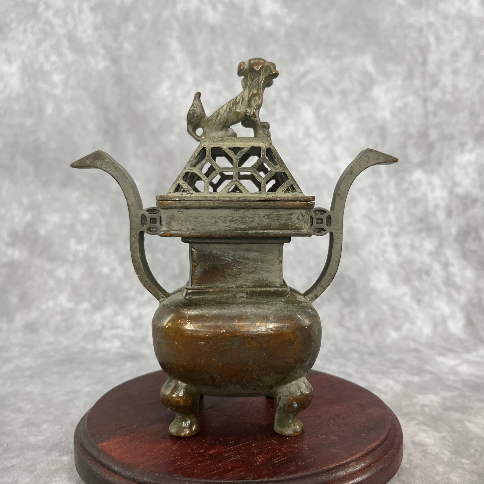 A SMALL UPRIGHT HANDLE FOO DOG TOP BRONZE INCENSE CENSER