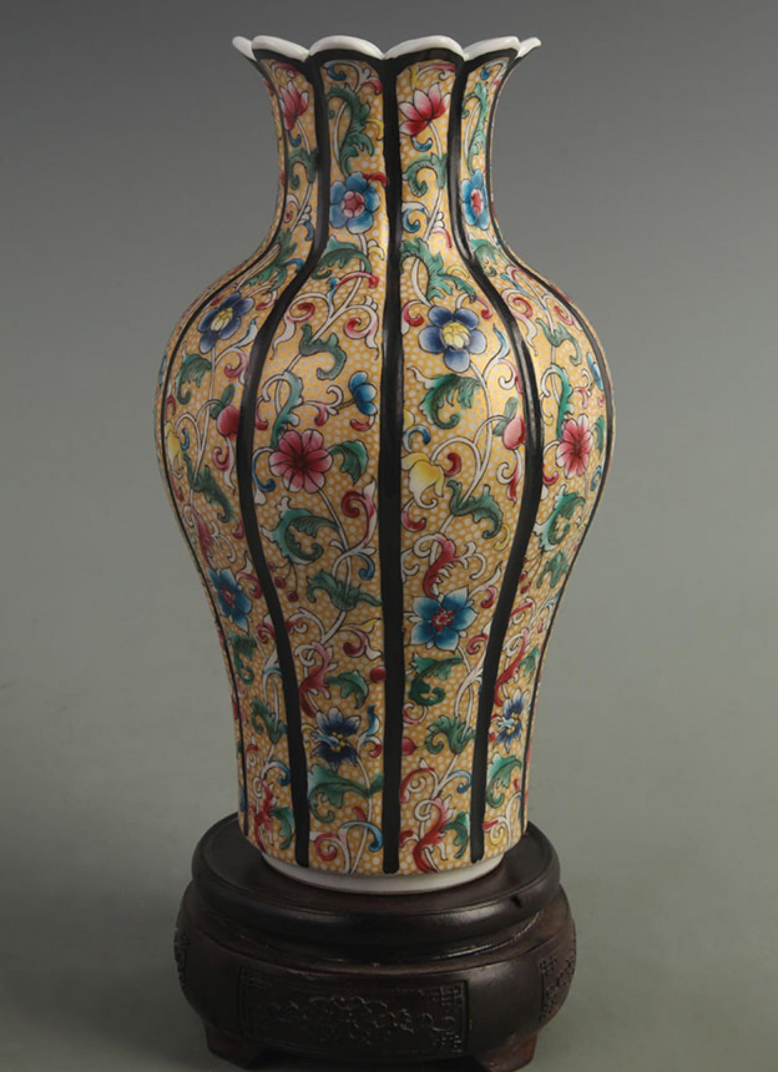A FINE FAMILLE-ROSE ENAMEL AND GILT ???????NDRED FLOWERS???LOBED MELON-FORM VASE: Qing Dynasty Qian Long Period; High: 9.20 inch; Width: 5.00 inch. Wooden base for display only