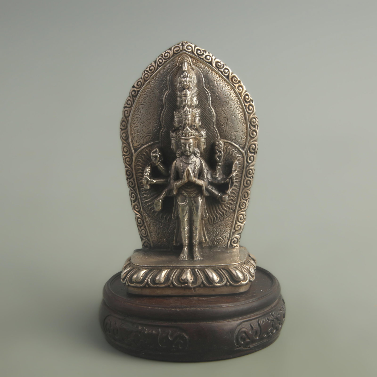 A SILVER-INLAID COPPER GILT THOUSAND-ARMED GUANYIN