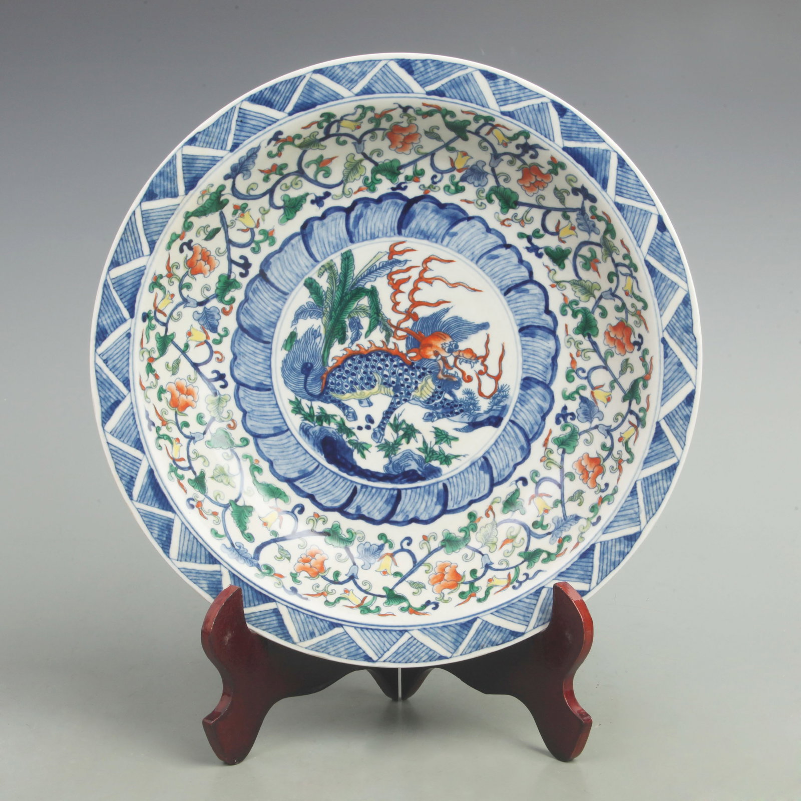 A LARGE DOUCAI COLOR LION AND FLORAL PATTERN PORCELAIN PLATE